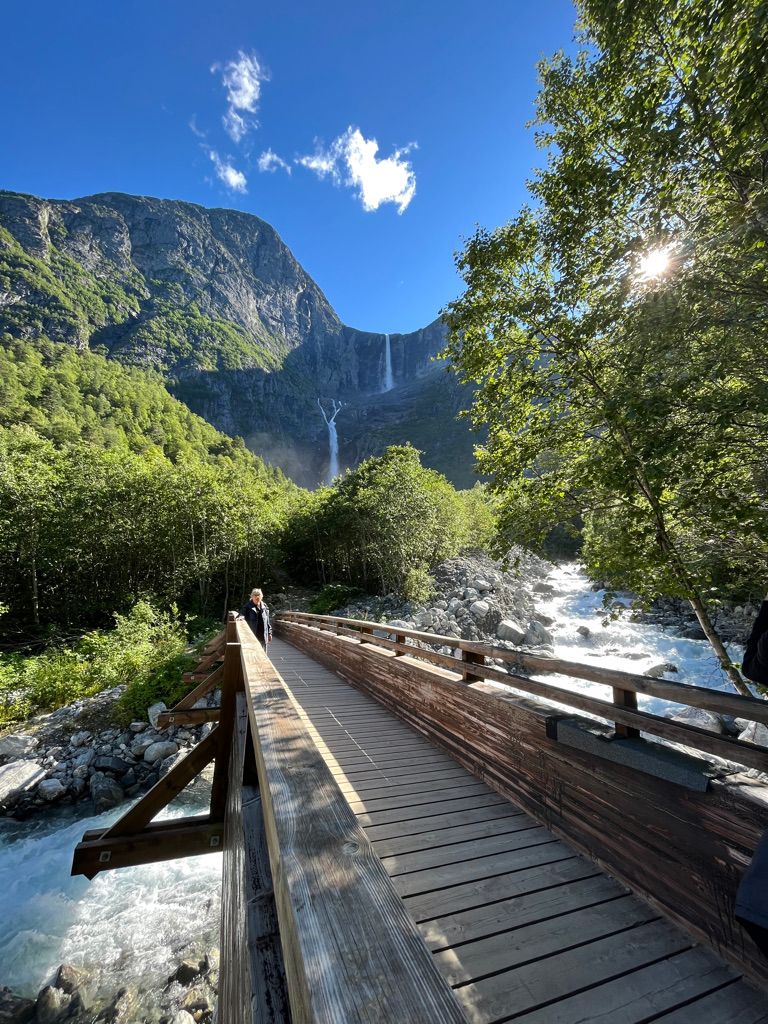 Cascade de Mardalsfossen.jpeg
