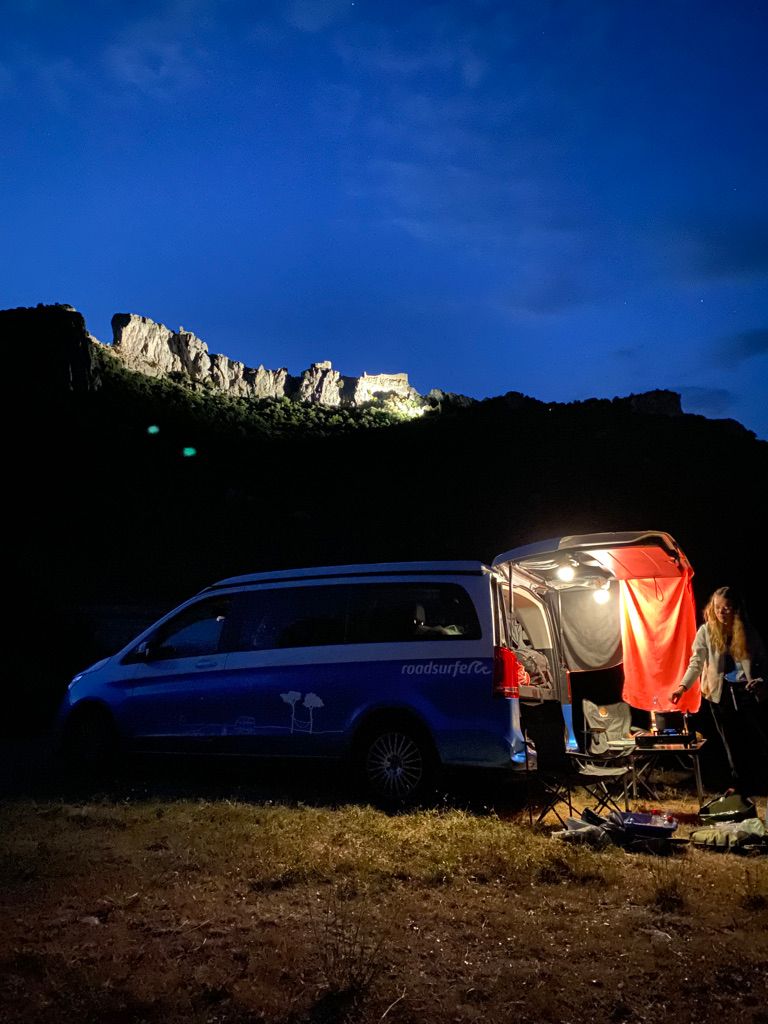 un van sous le château de Peyrepertuse