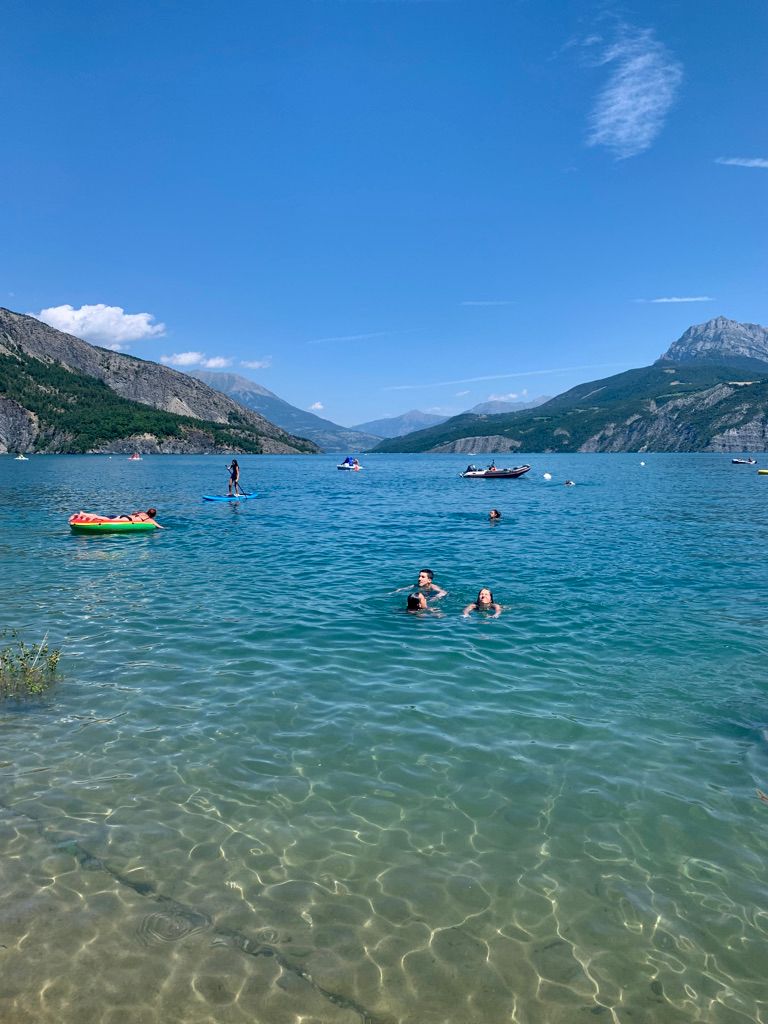 eau transparente sur le lac de Serre Ponçon