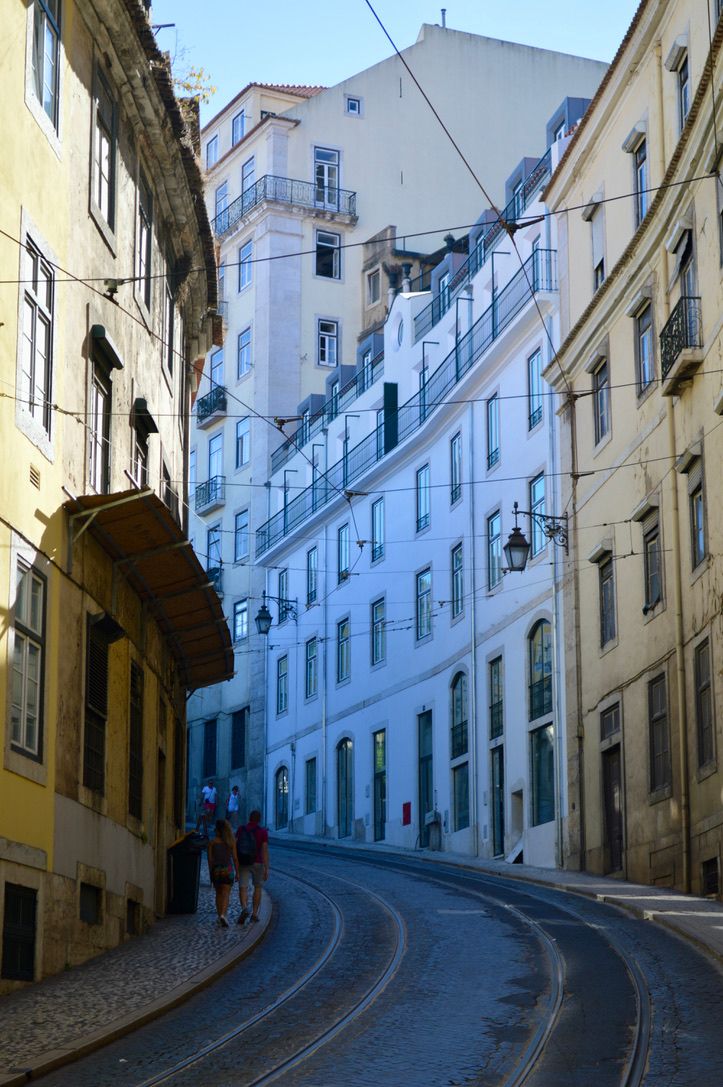 Une ruelle avec les lignes de tramway à Lisbonne au Portugal
