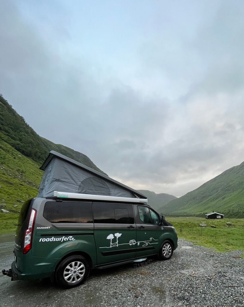 un van dans la nature norvégienne