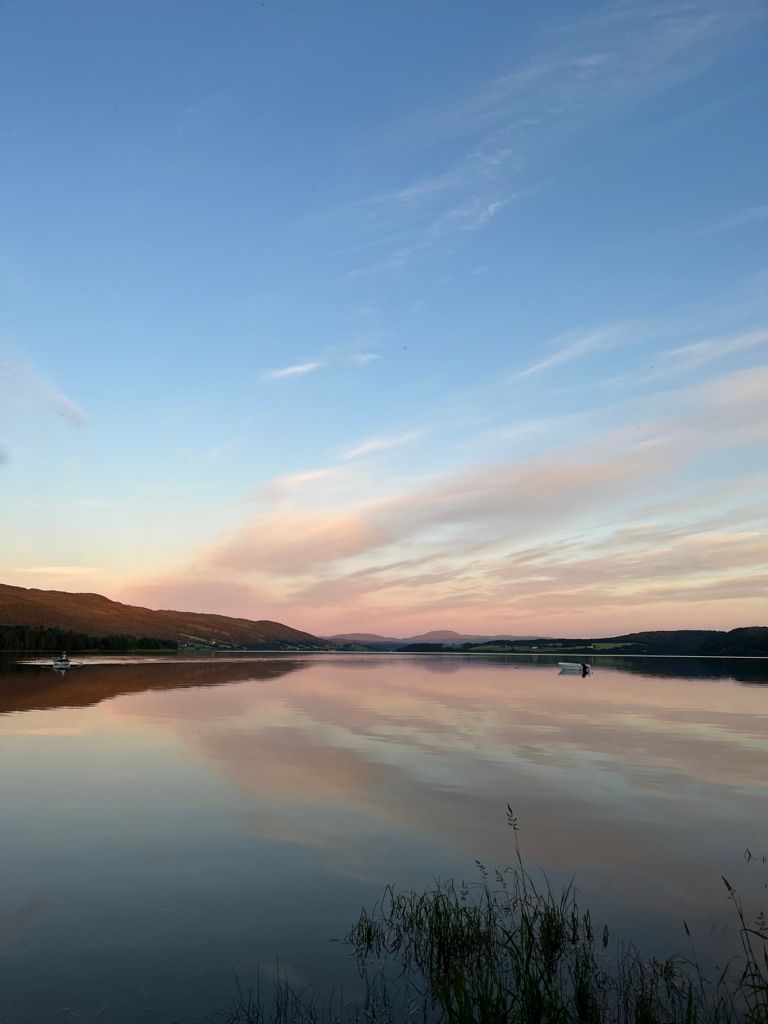Lac au coucher du soleil en Norvège