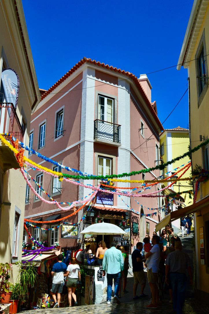 Une ruelle dans la ville de Sintra au Portugal