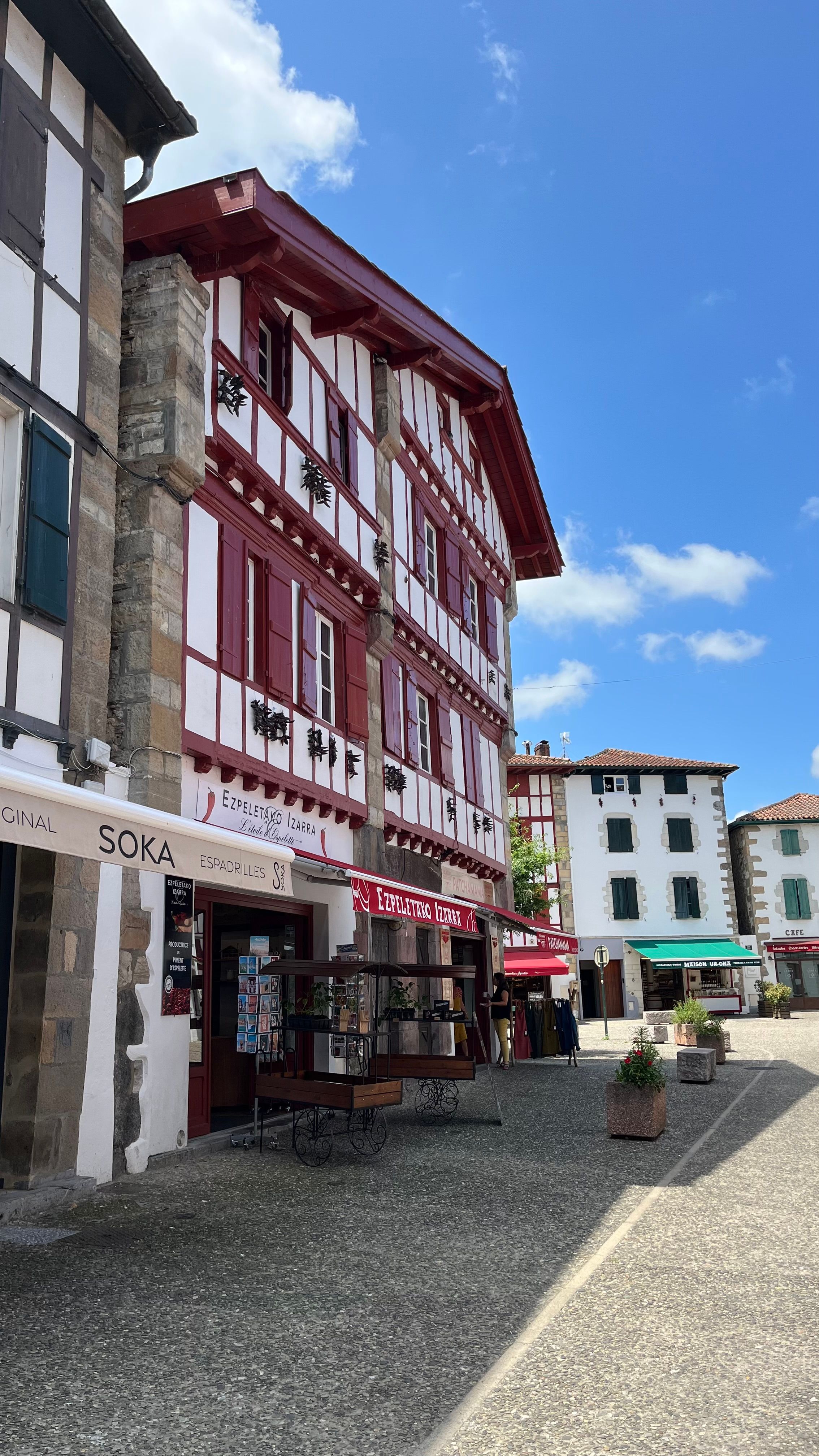 Maison rouge et blanche au village d'Espelette avec les piments accrochés