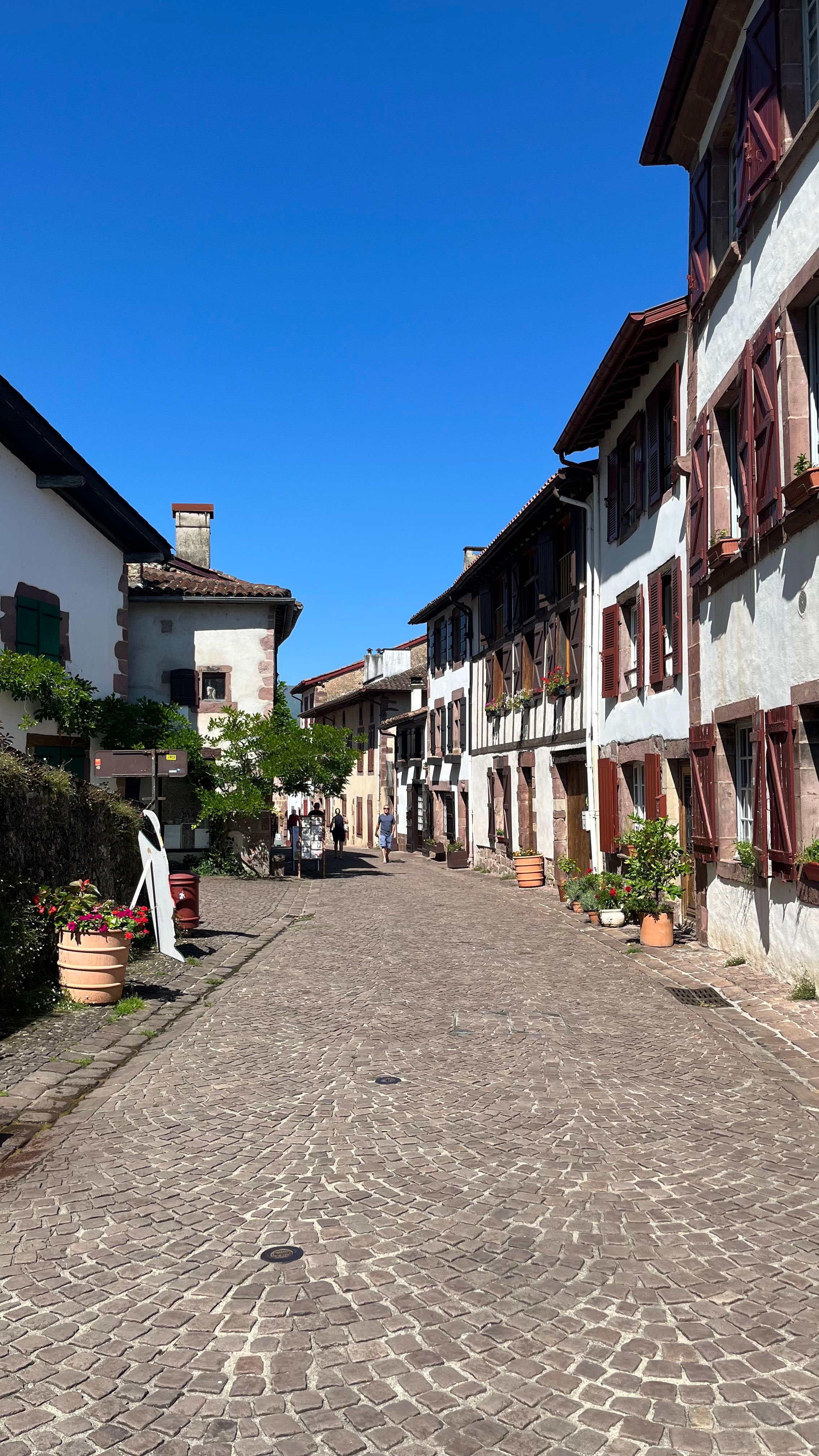 Une rue typique basque à St Jean Pied de Port