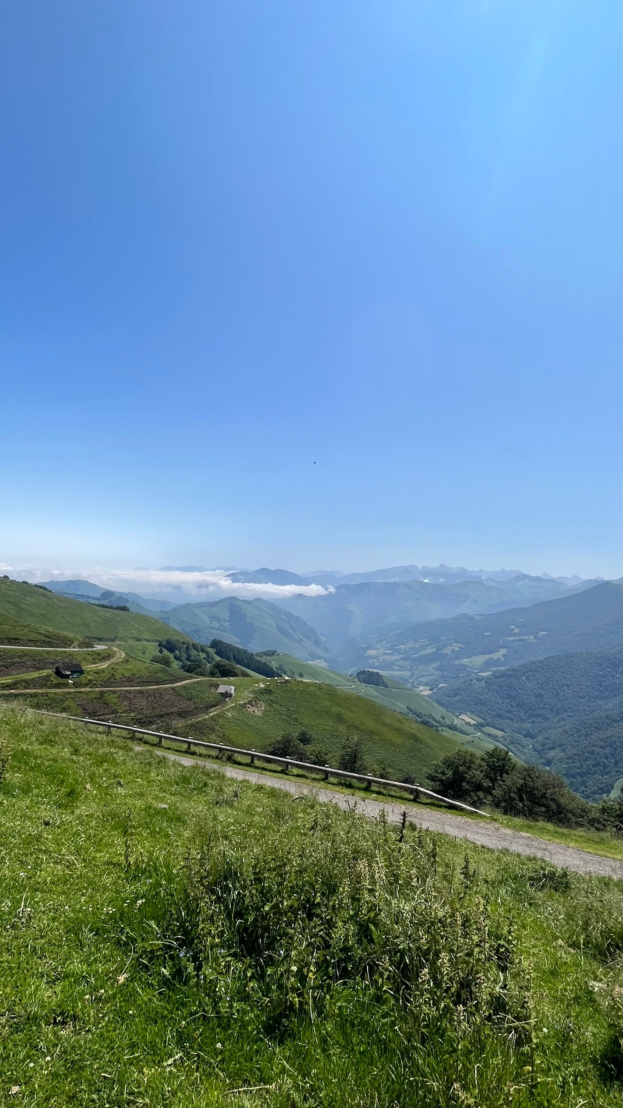 Vue d'un col des Pyrénées sous le soleil