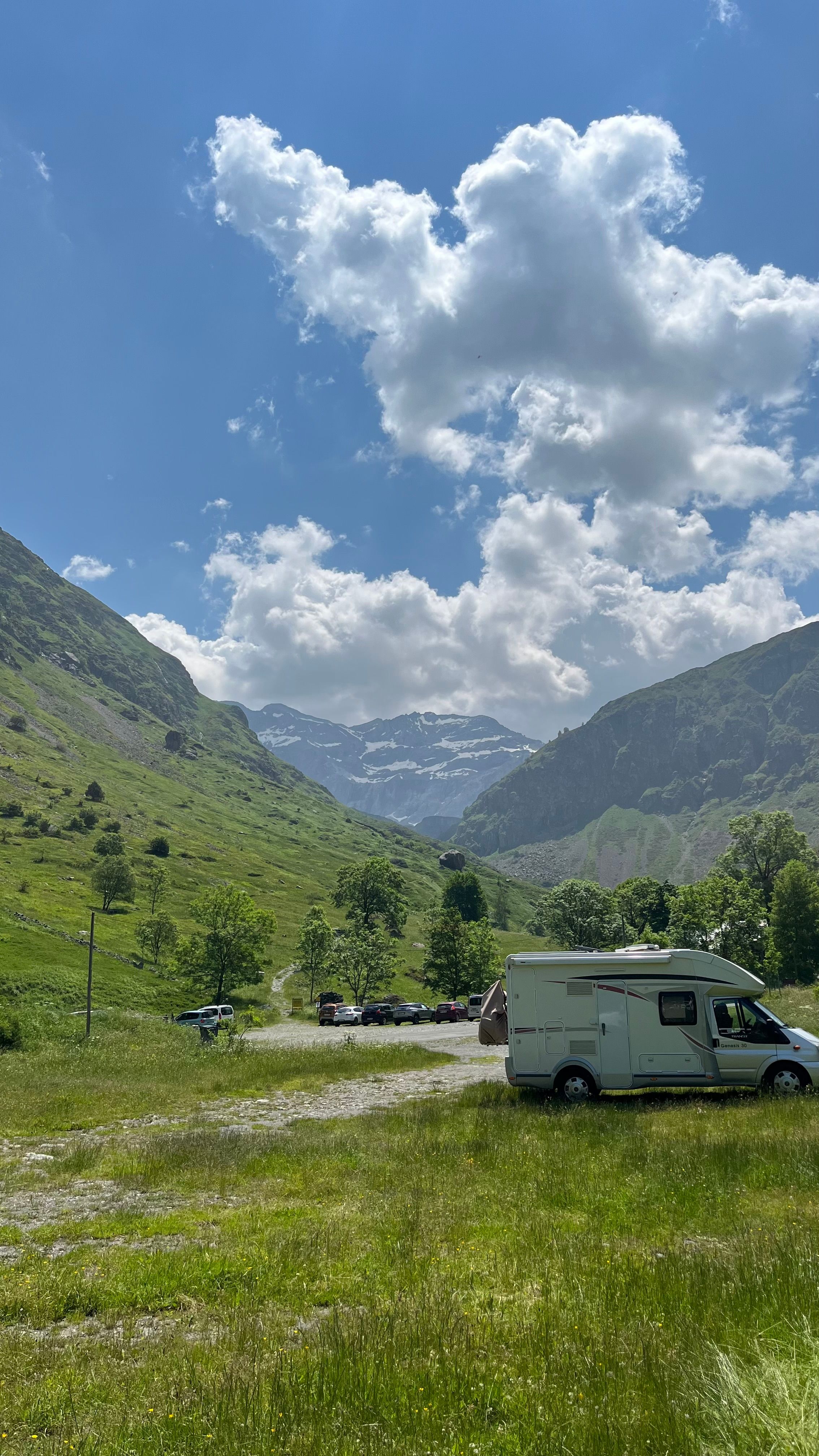 Parking de la chapelle de Héas, cirque de Troumouse