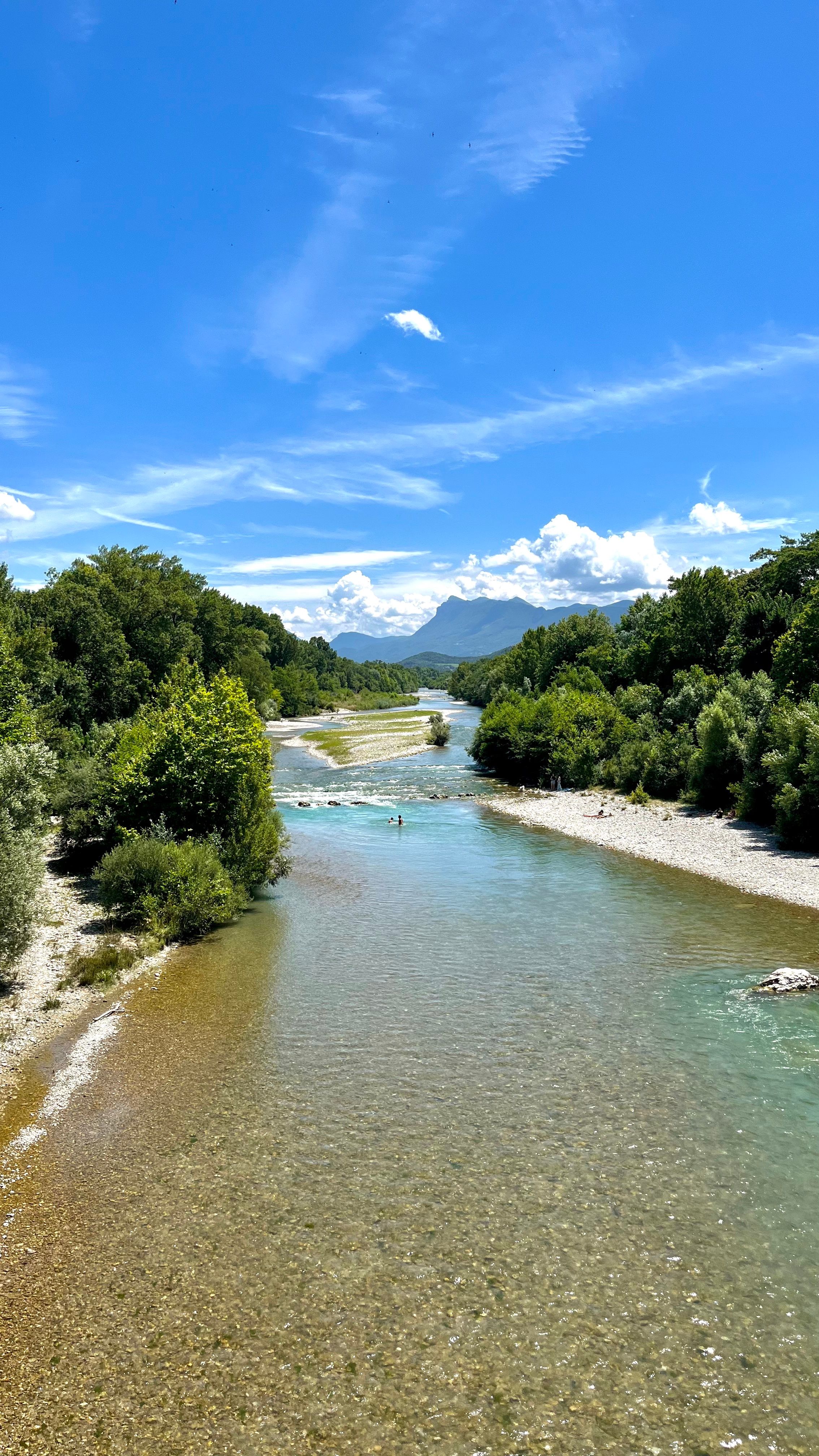 La rivière de la Drôme depuis un pont à Crest