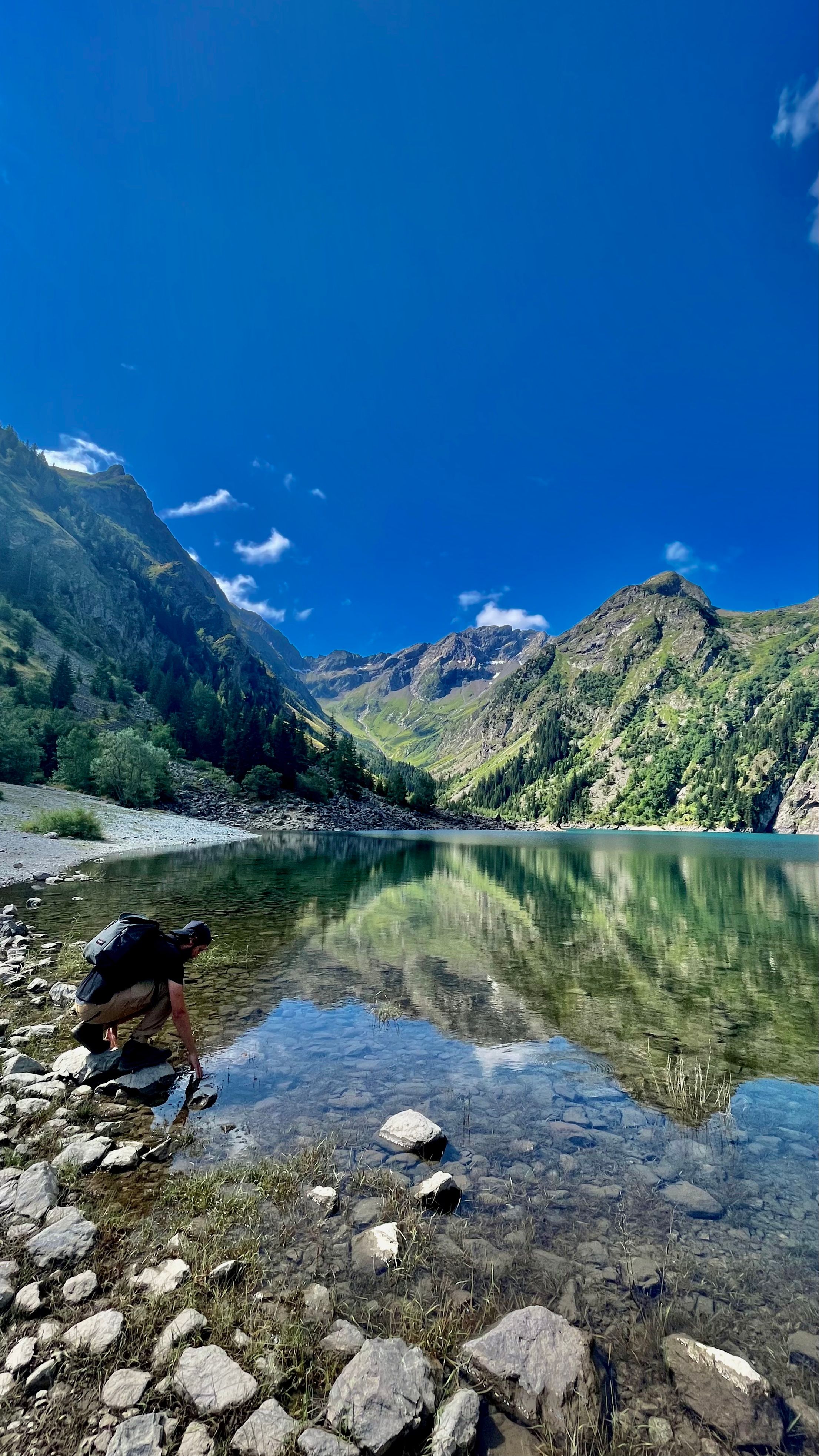 Un homme au bord du lac du Lauvitel