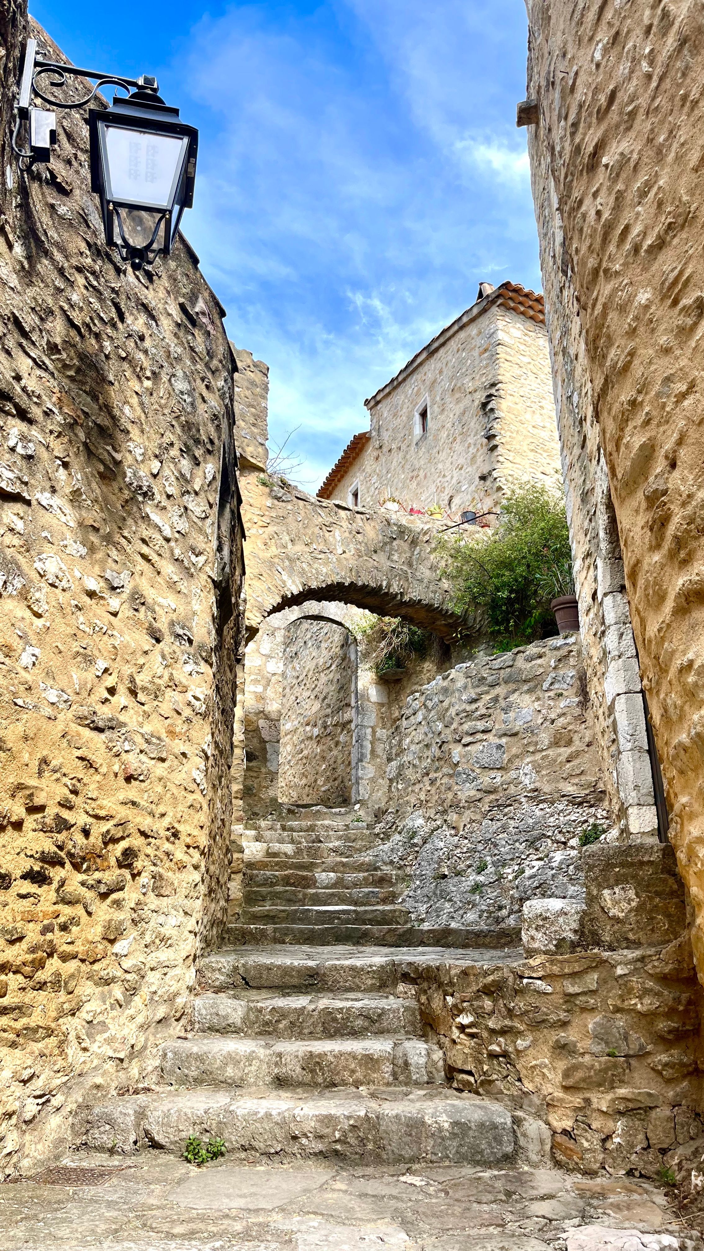 Une ruelle en escalier du village de Saint-Montan en Ardèche