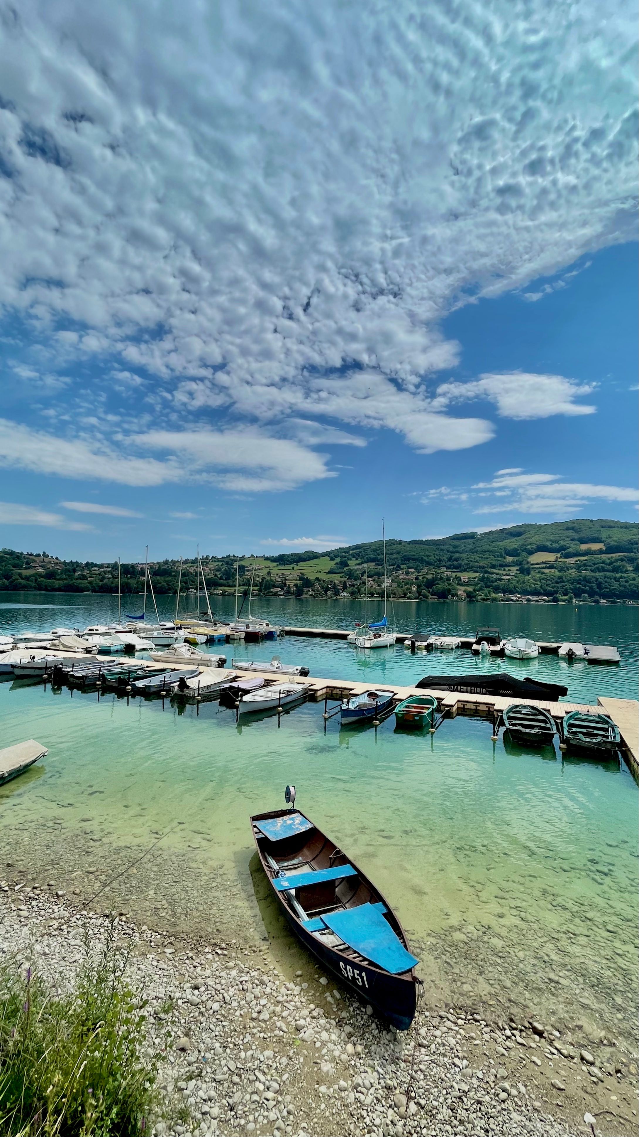 Des bateaux sur le lac de Paladru