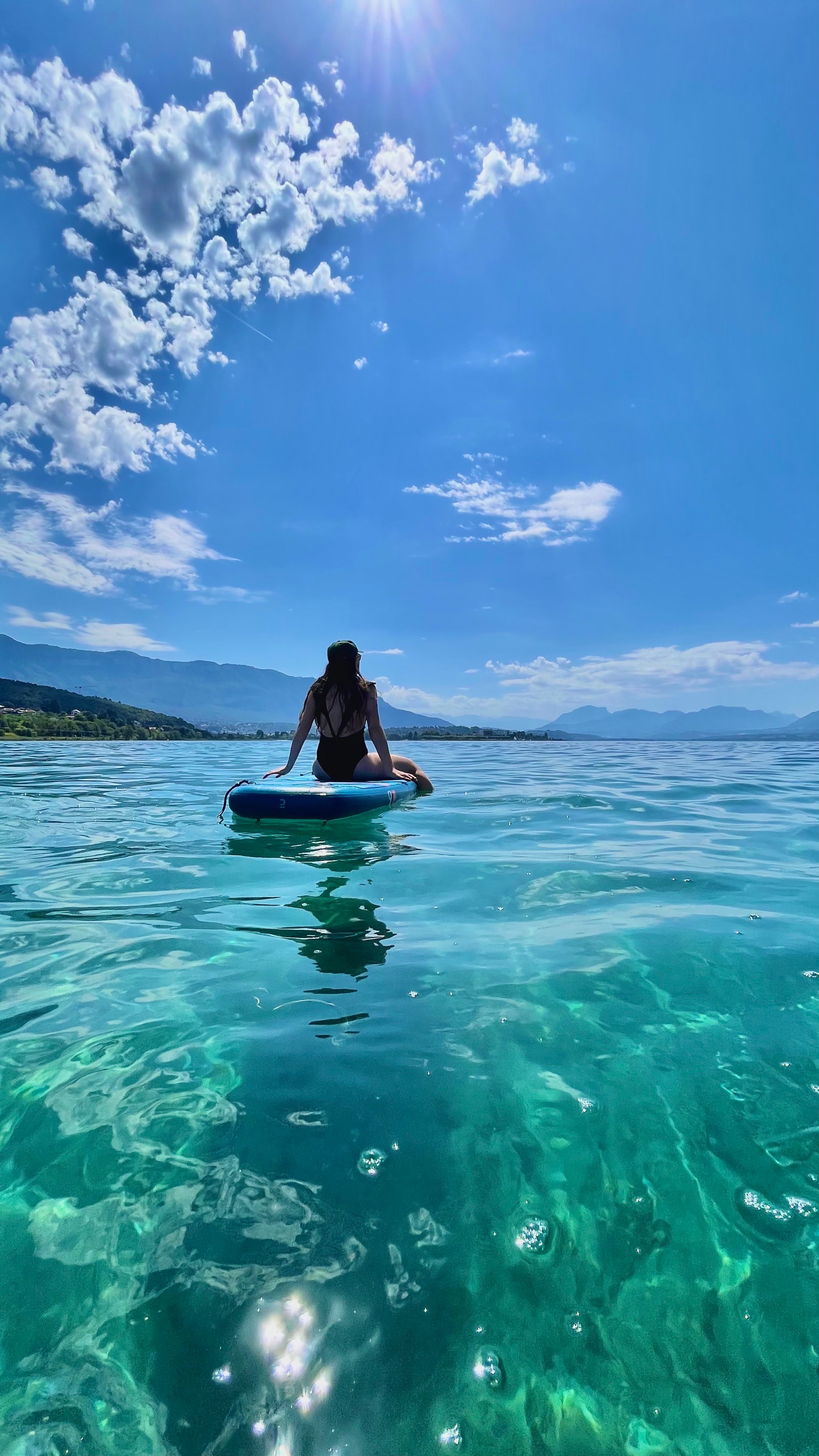 une fille sur un paddle sur le lac du Bourget