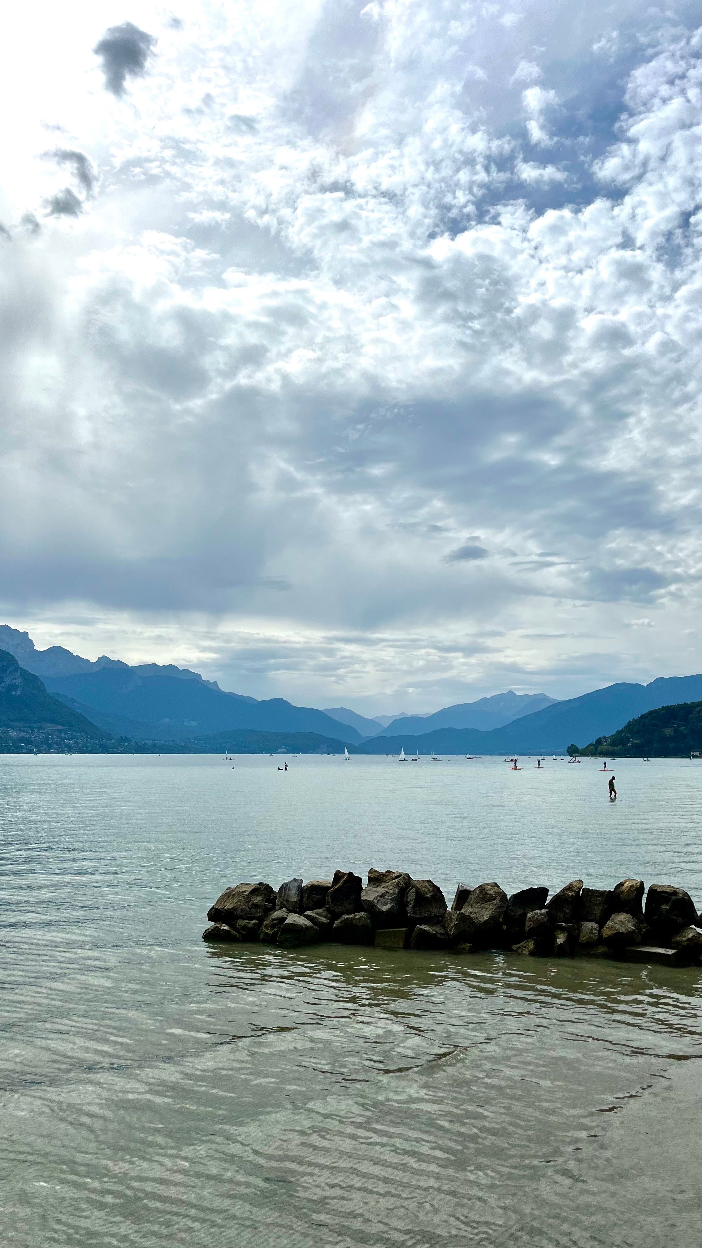 Le lac d'Annecy avec la vue sur les Alpes