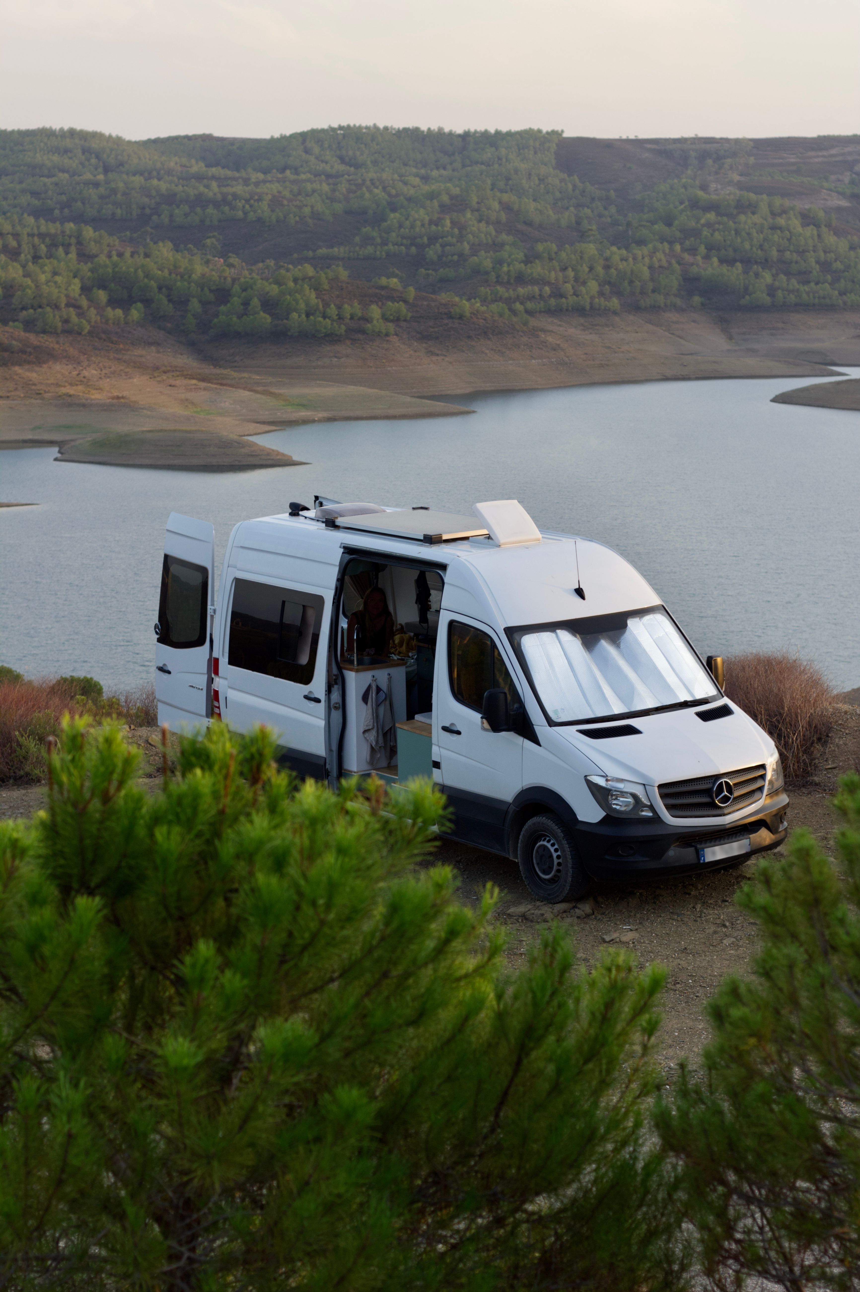 Spot nature avec un lac et un van au Portugal