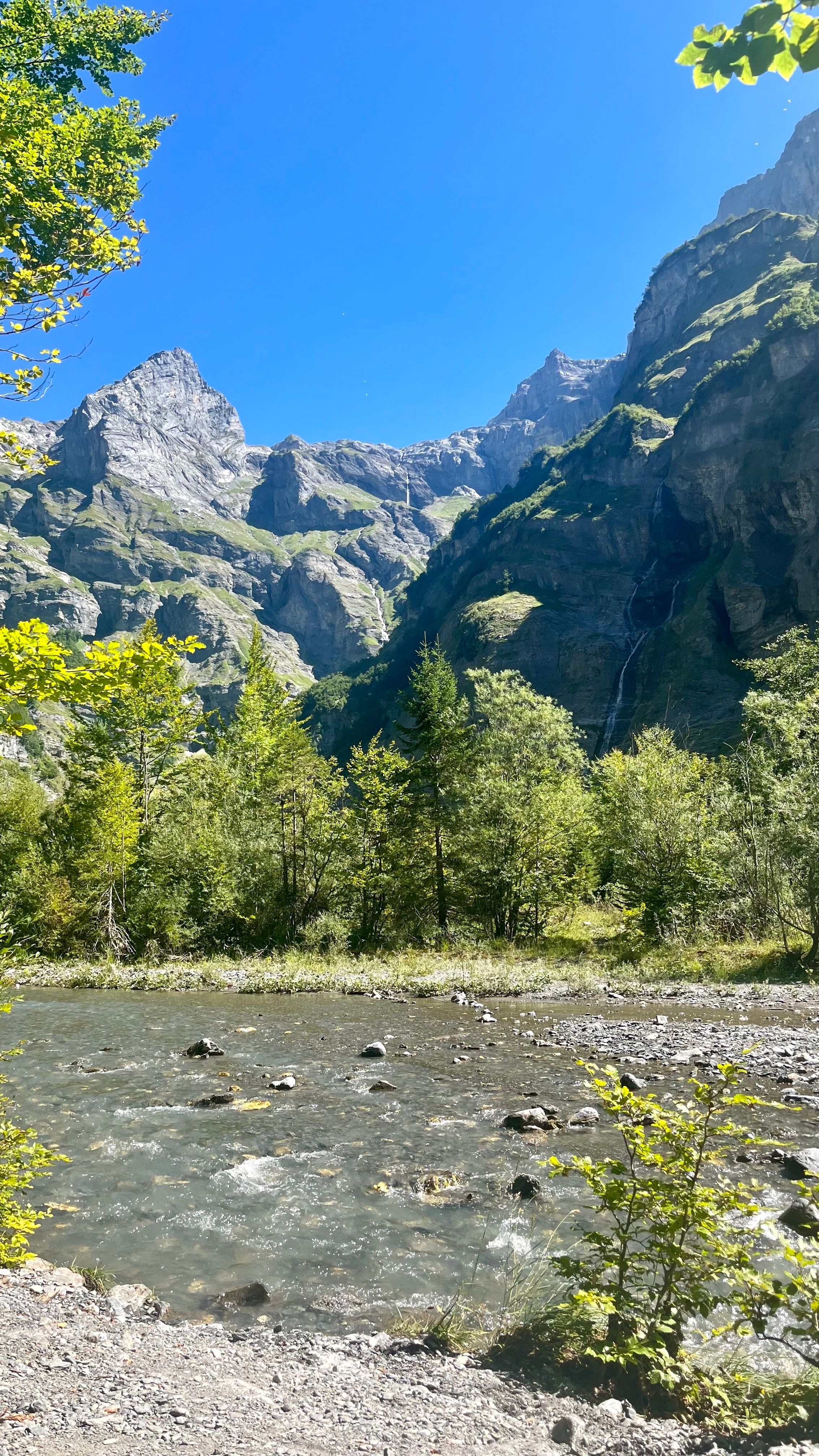 Des cascades au milieu du cirque du fer à cheval