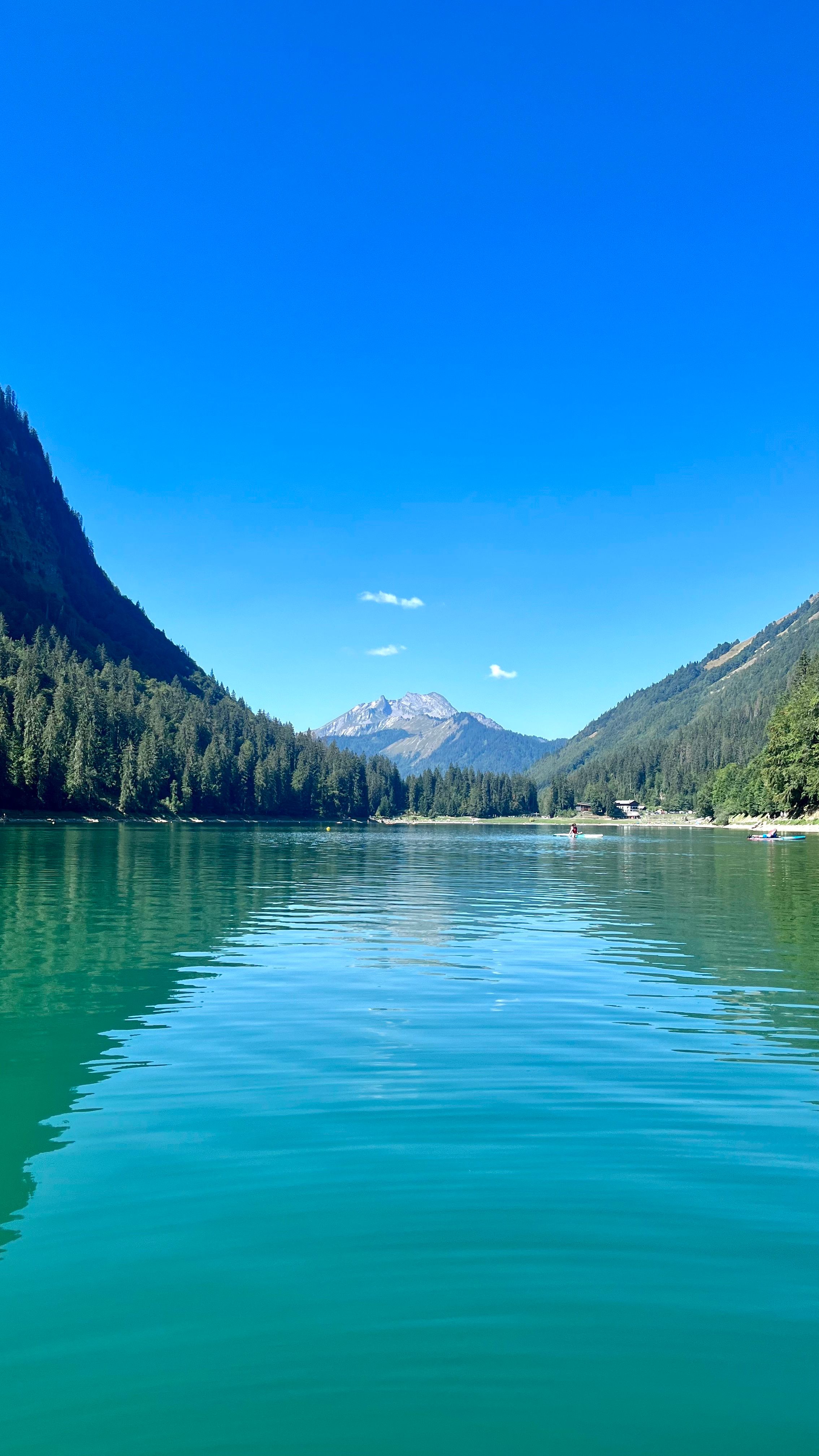 Reflet du Roc d'Enfer sur le lac de Montriond