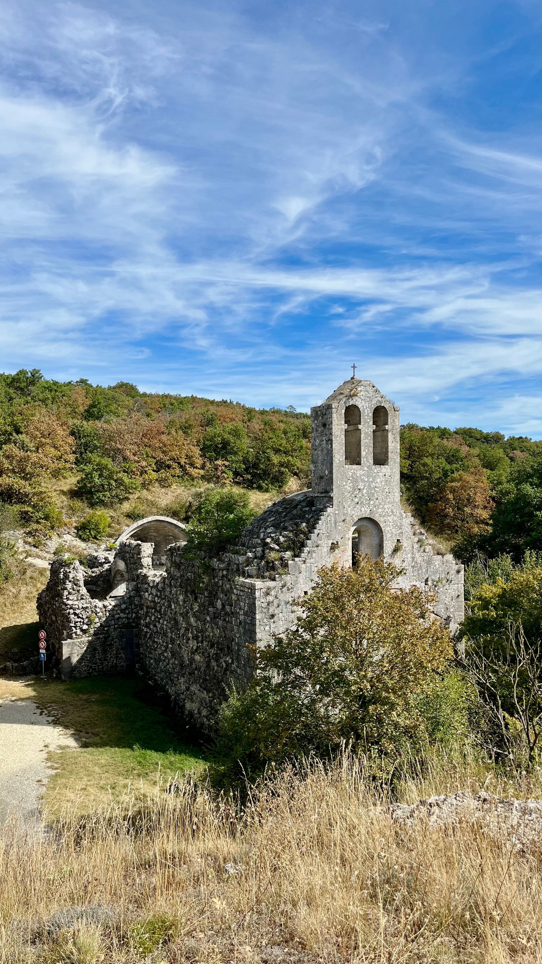 Le prieuré d'Aleyrac perdu au milieu de la garrigue