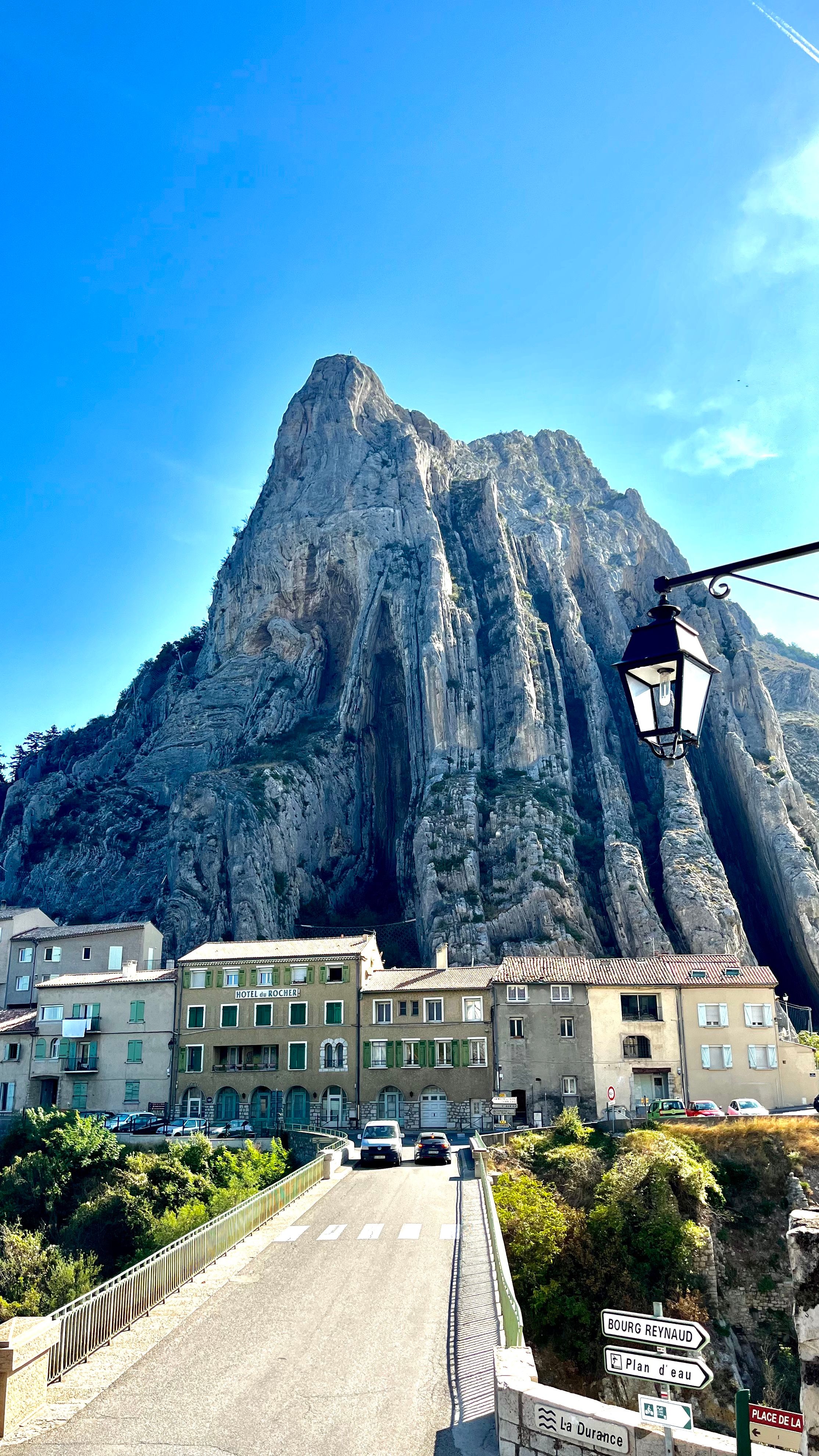 Vue sur le rocher de la Baume depuis le pont de Sisteron