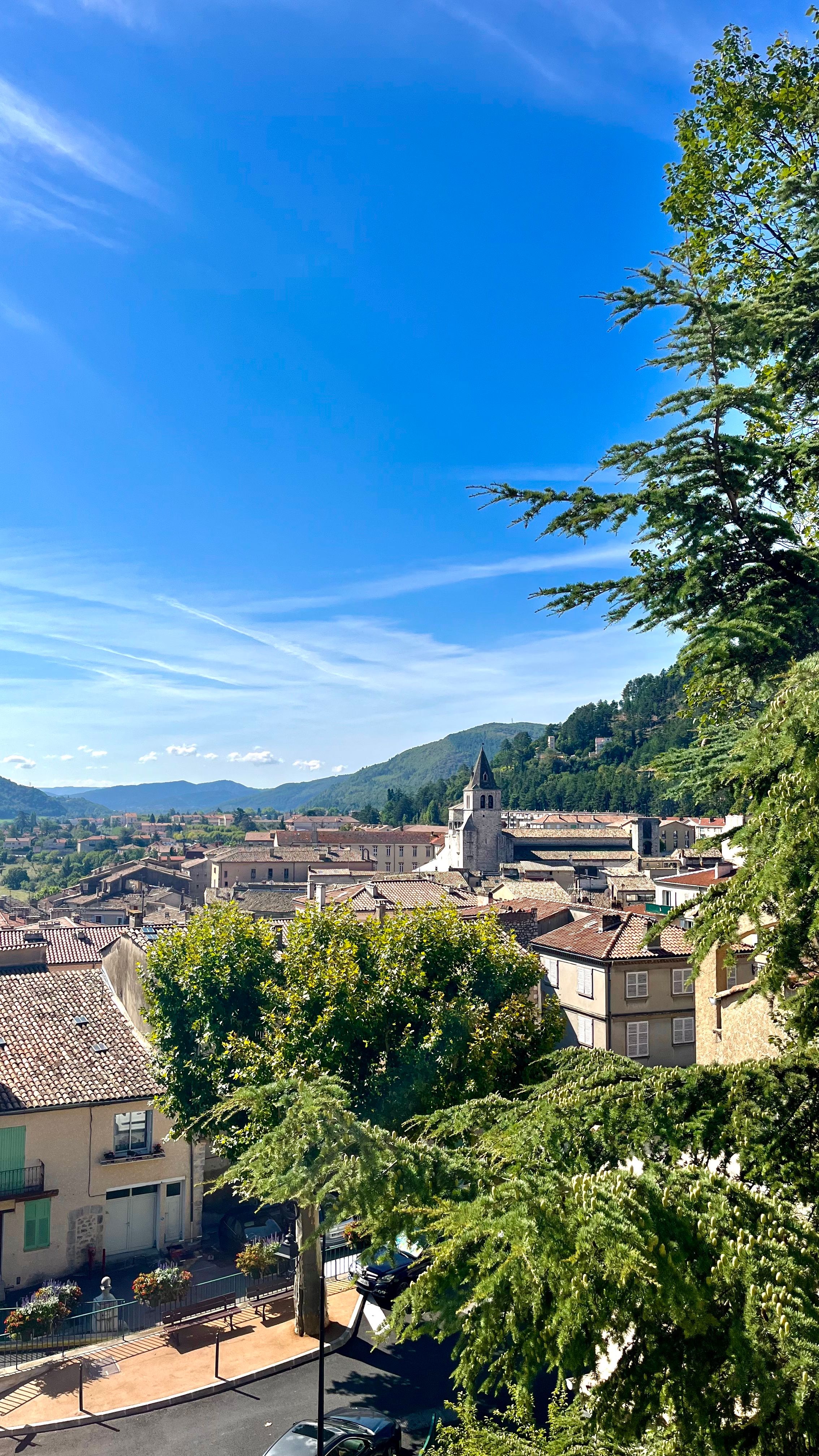 Une vue sur Sisteron puis sur les montagnes au loin