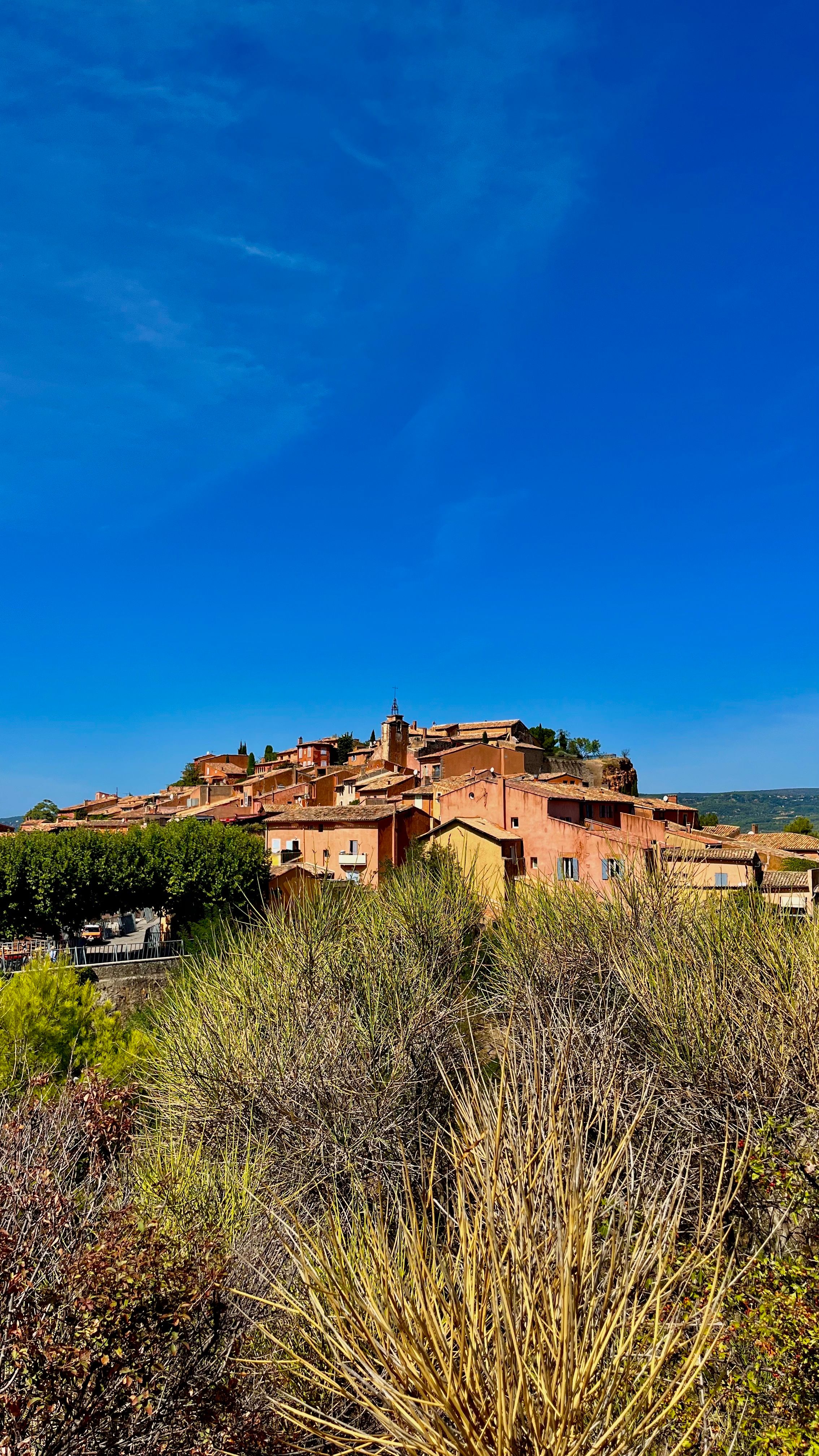 Le village de Roussillon depuis les ocres