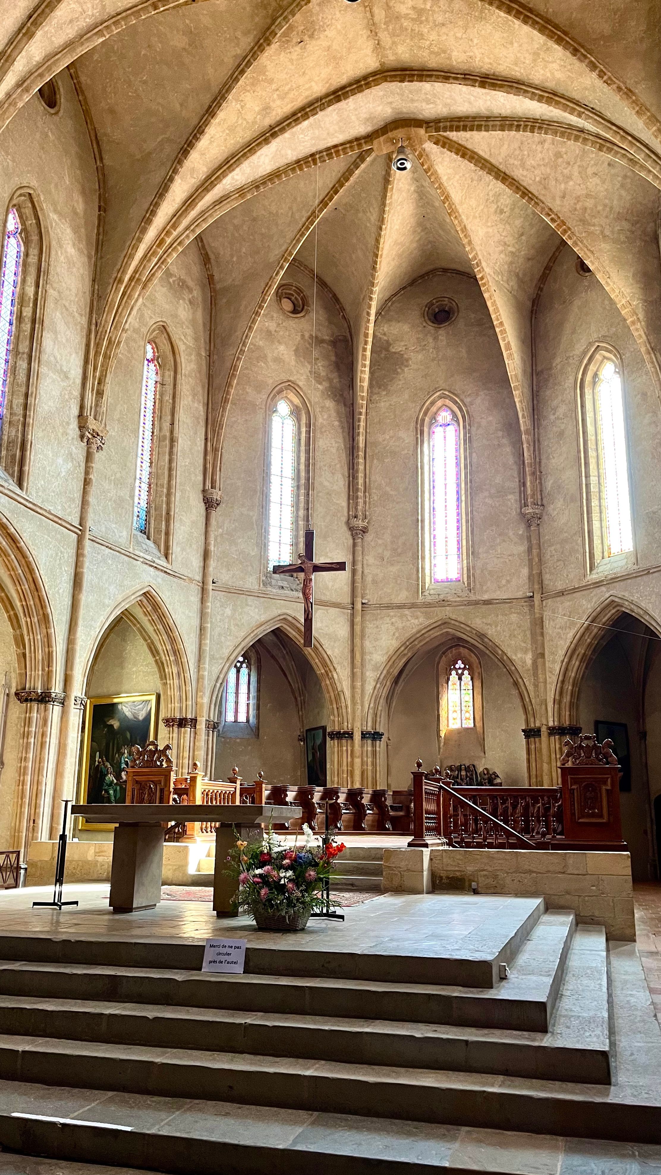 Vue depuis la nef de l'abbatiale St Volusien