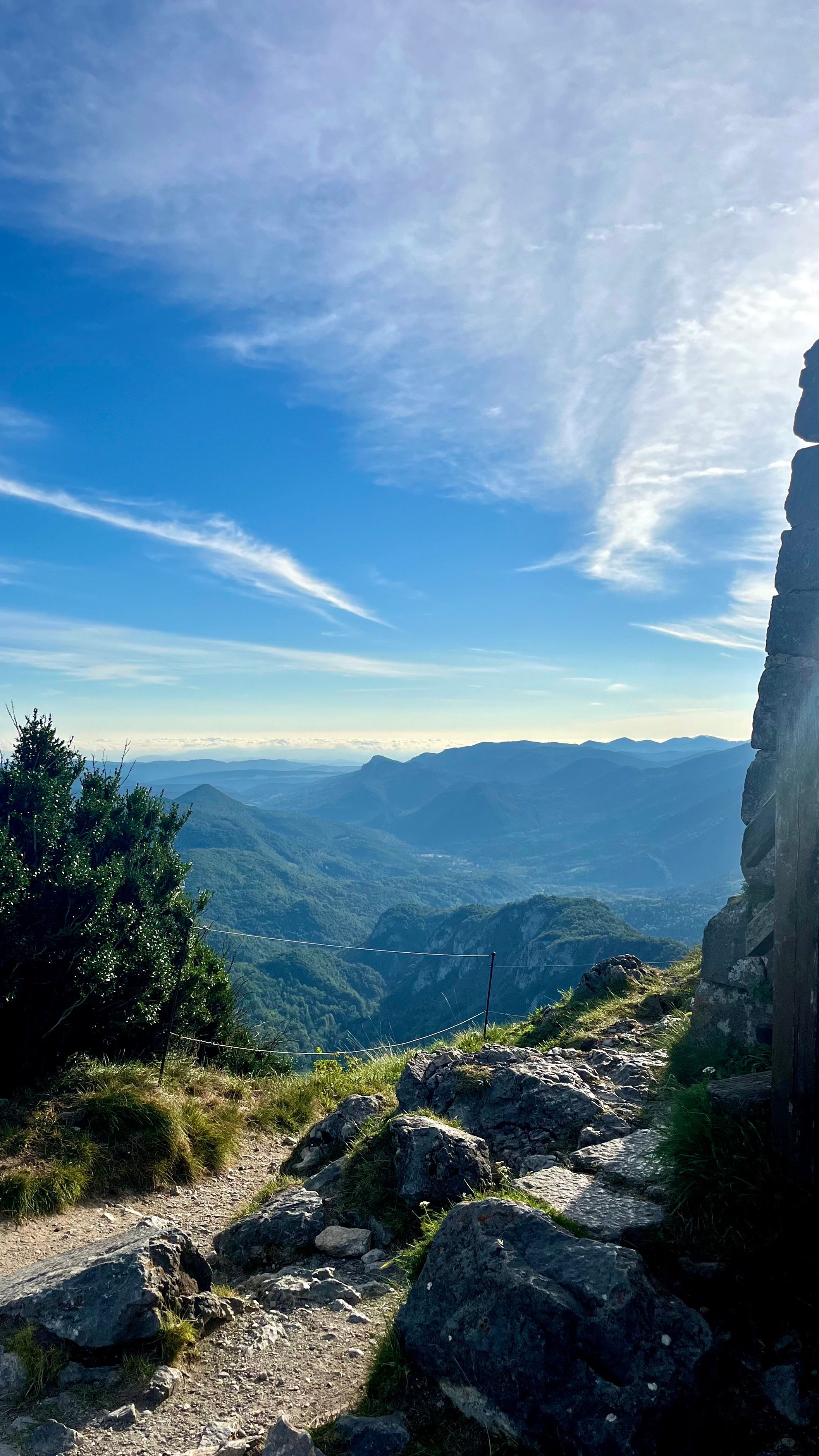 Une vue sur les Pyrénées depuis le château de Montségur