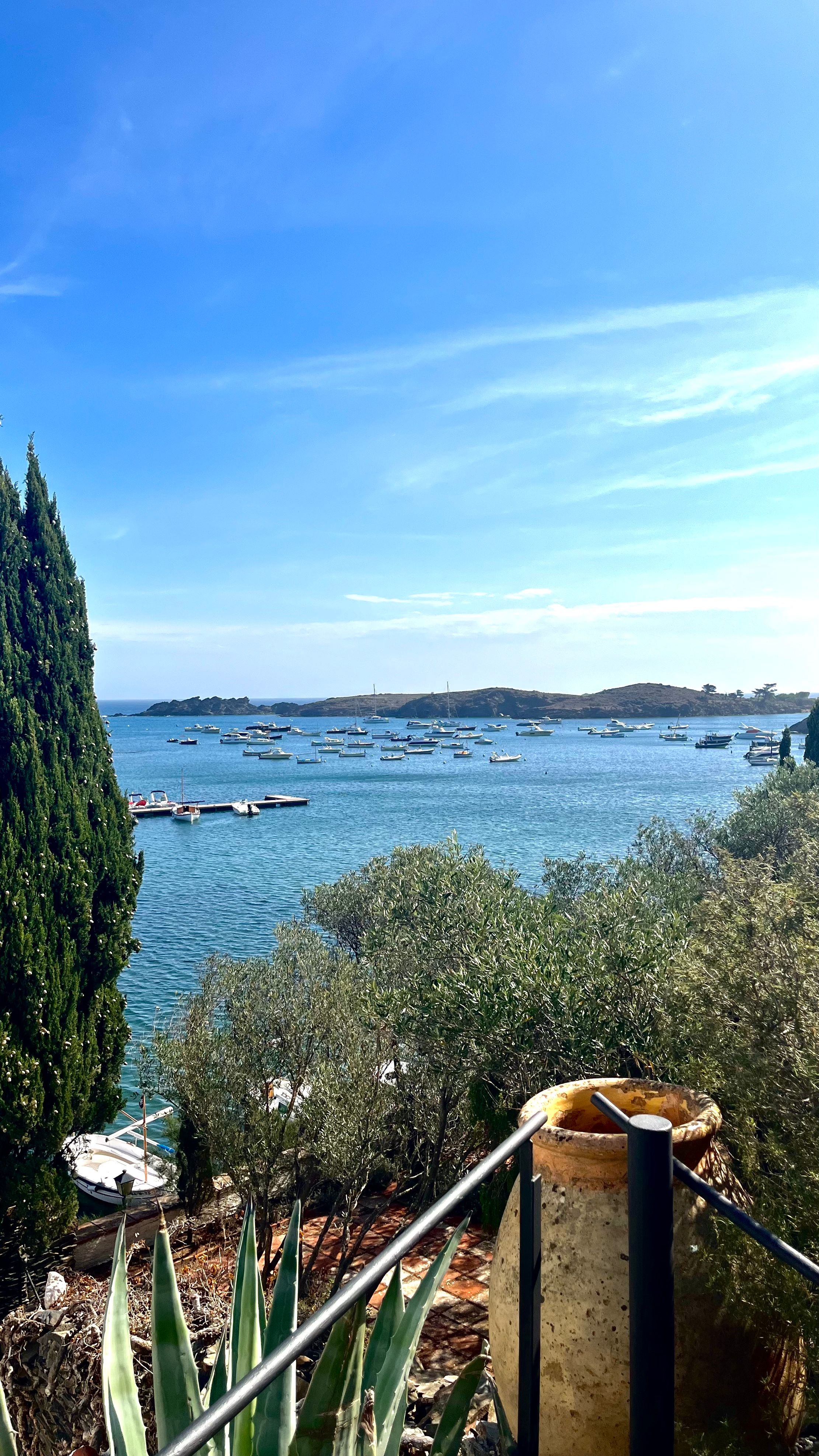 Une vue sur le port de Porlligat sous le ciel bleu