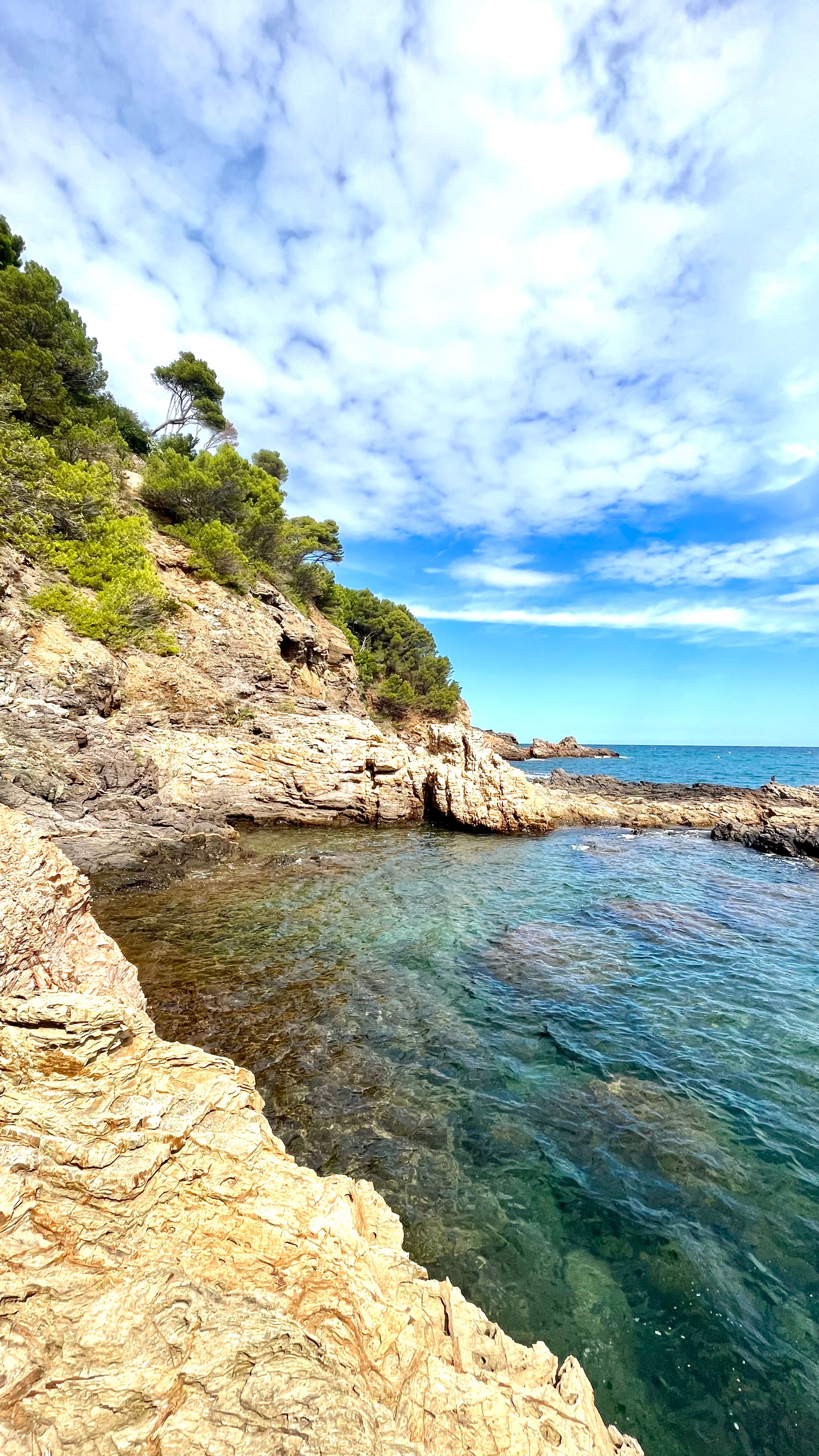 Une crique cachée vers la plage de Sa Riera sur la Costa Brava en Espagne