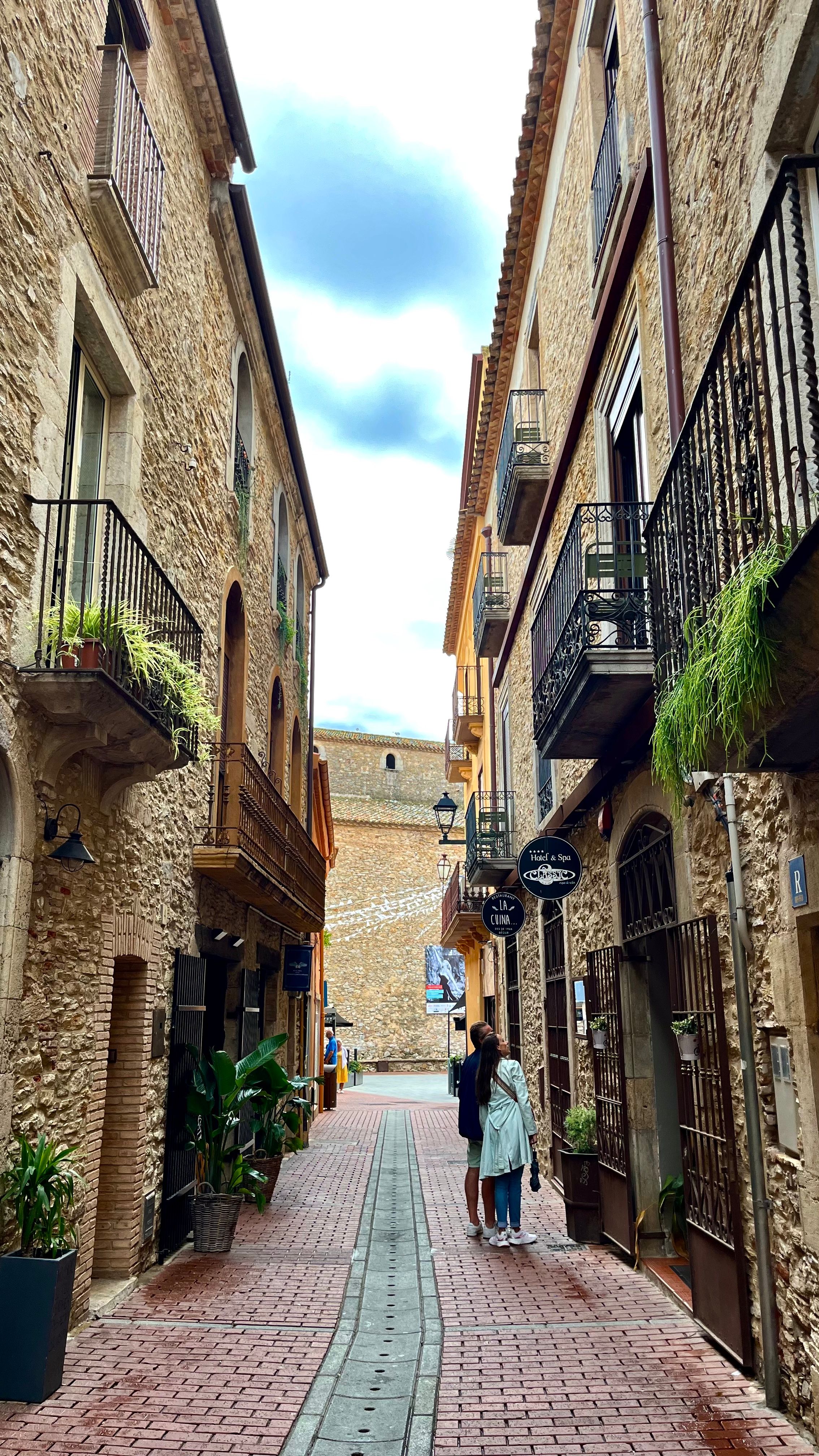 Une ruelle dans le centre-ville de Begur en Espagne