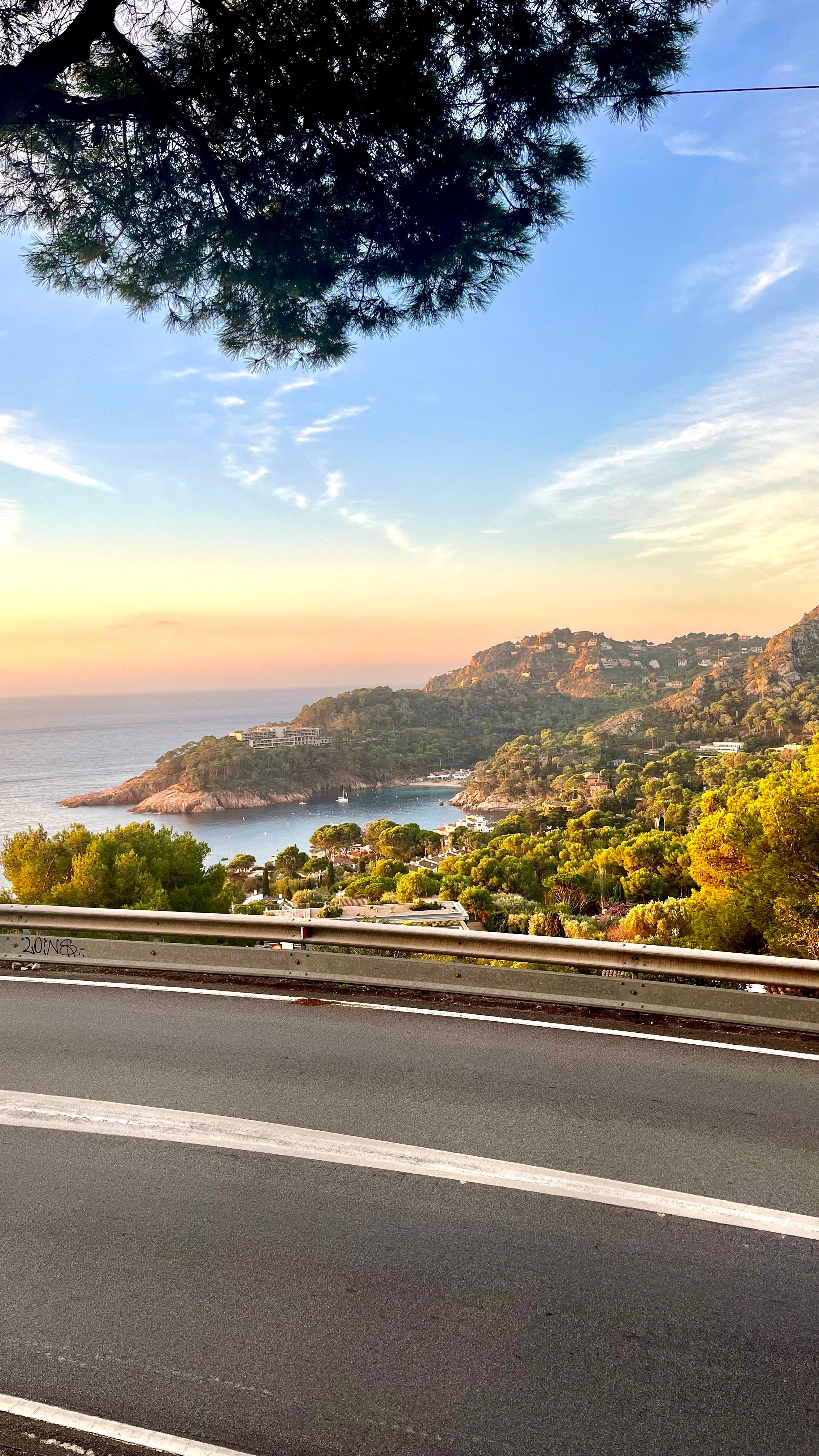 Aire de repos avec vue sur la plage d'Aiguablava en Espagne