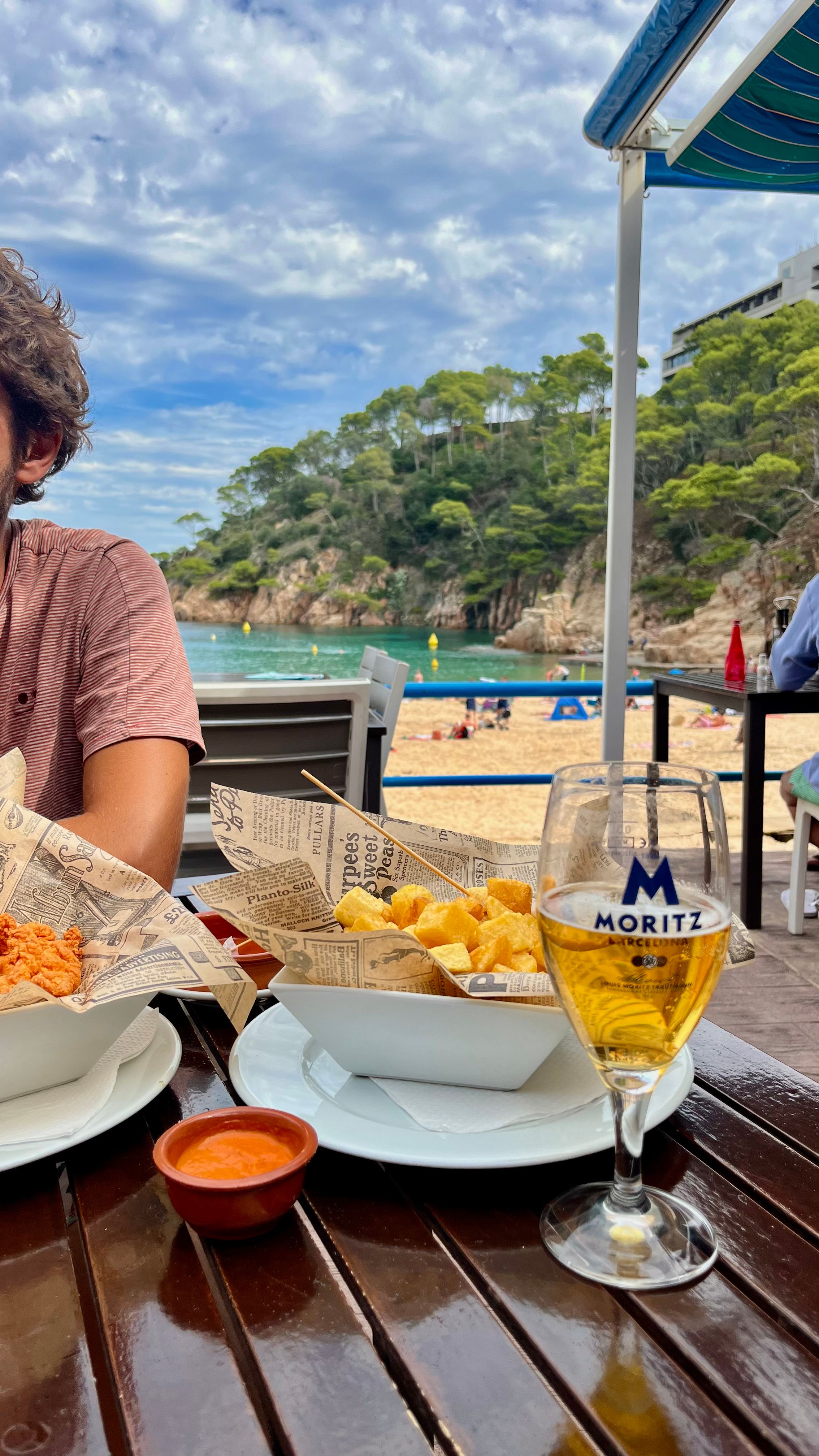 De la bière, des tapas, sur la plage d'Aiguablava en Espagne