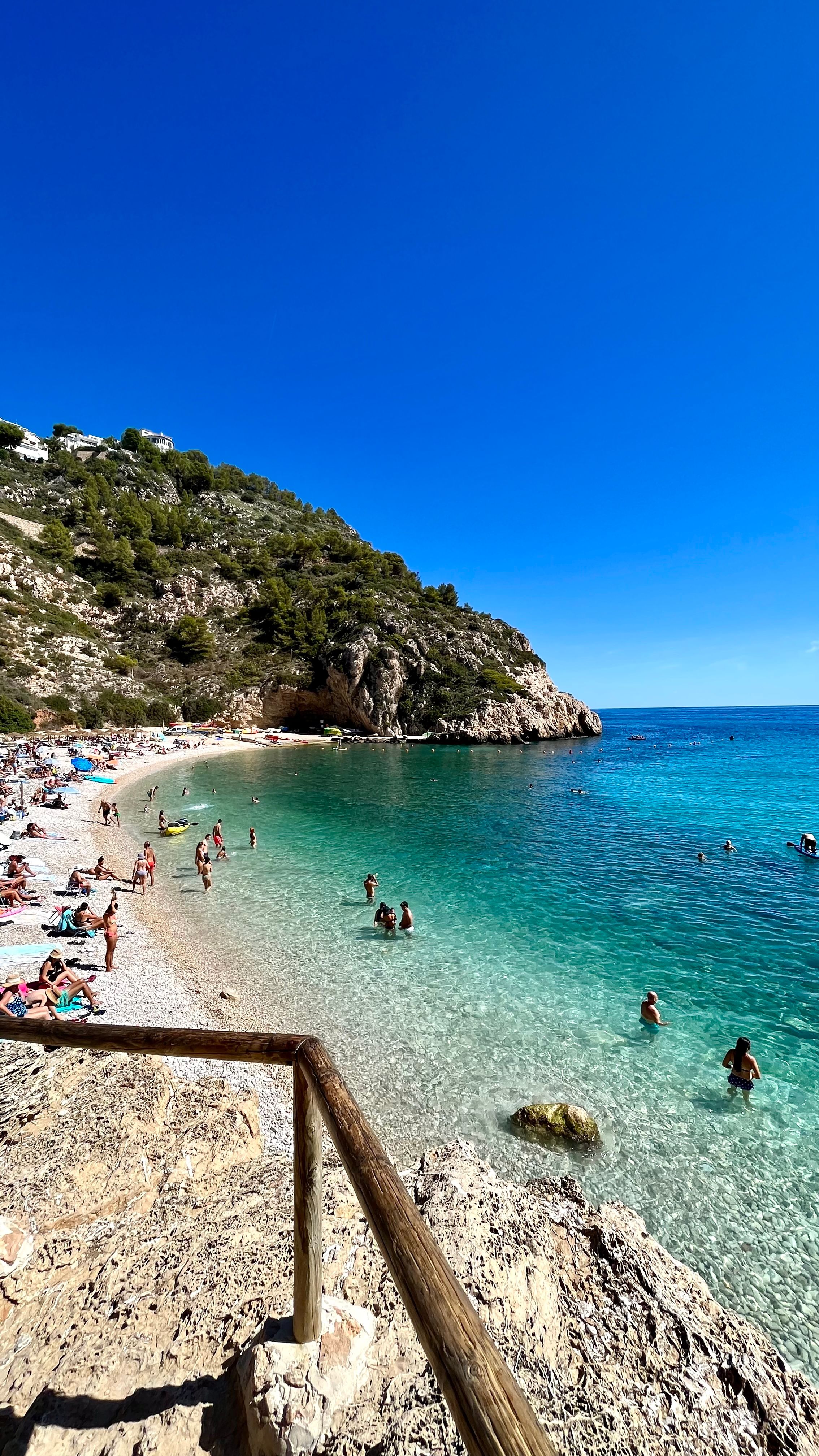 Plage de la Granadella avec le bleue turquoise de la mer en Espagne