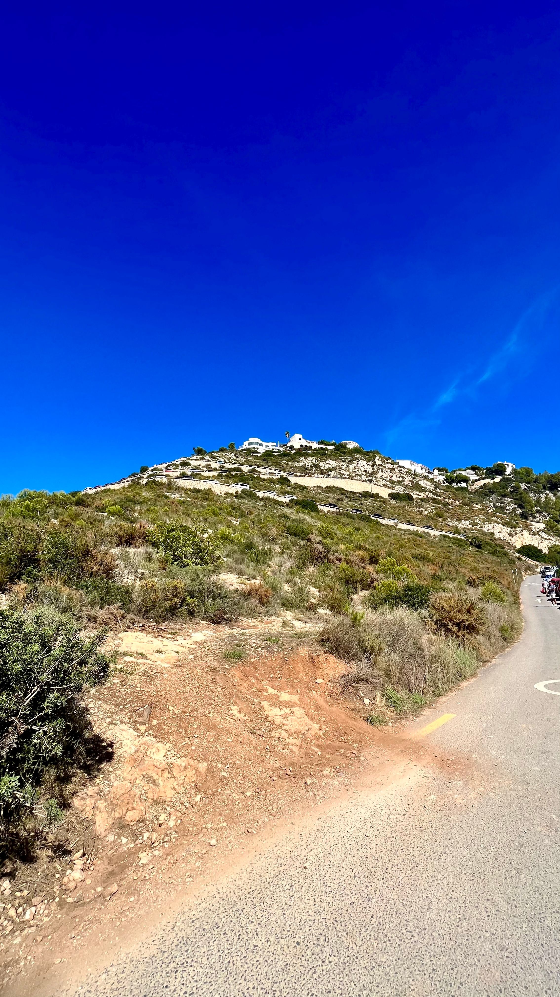 Vue du parking de la plage de Granadella en Espagne