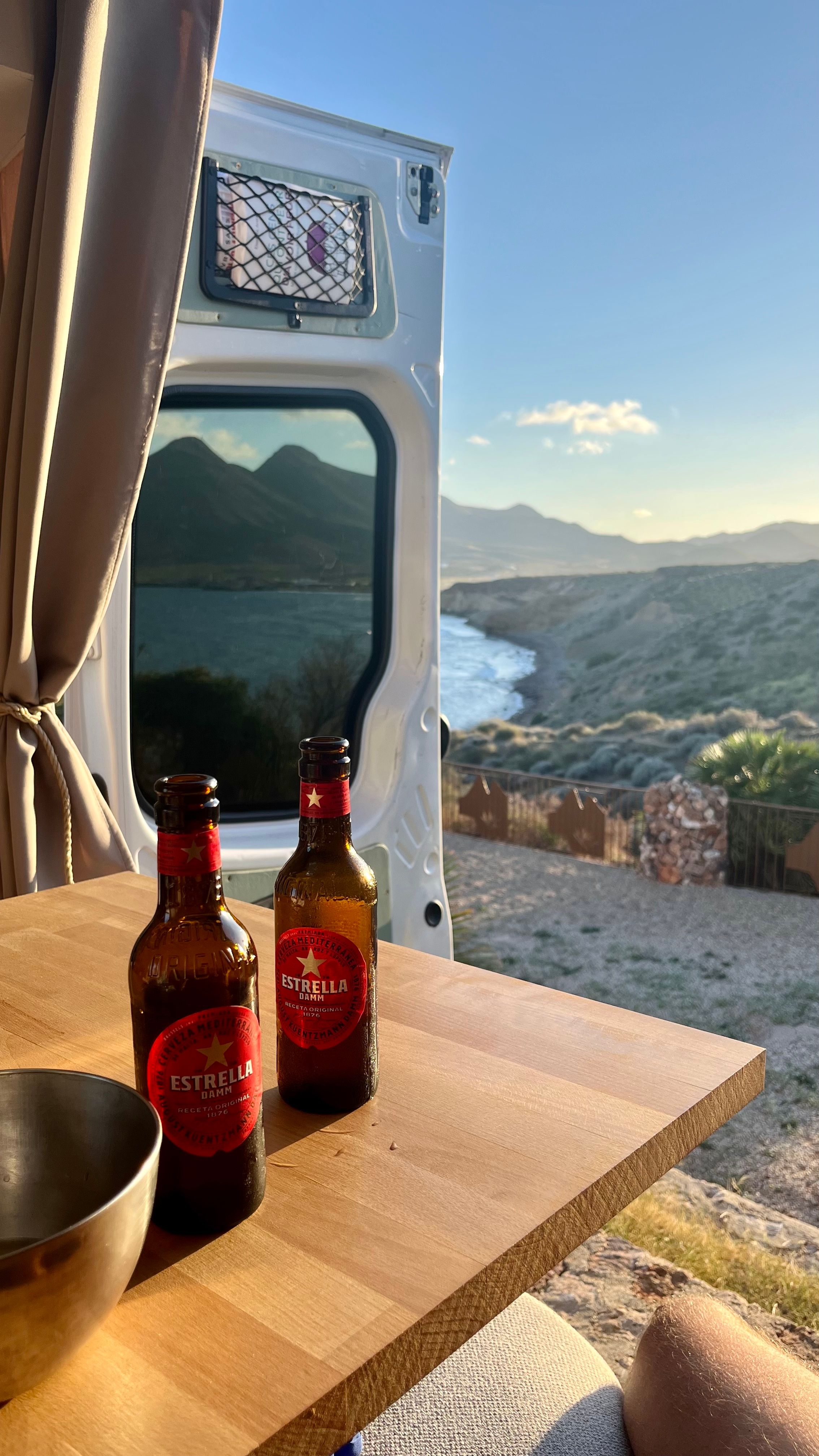 Deux bières dans un van avec une vue sur la parc naturel de Cabo de Gata