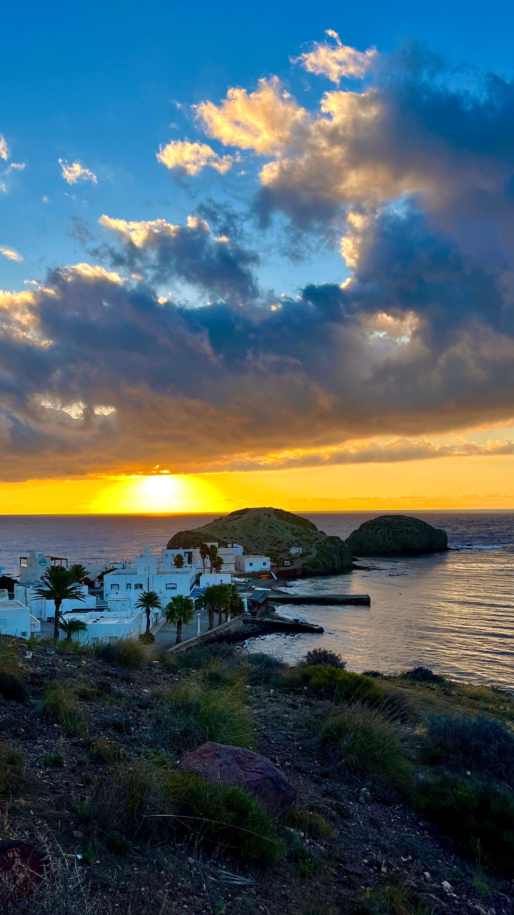 Un levé de soleil depuis le belvédère de La Isleta del Moro en Andalousie