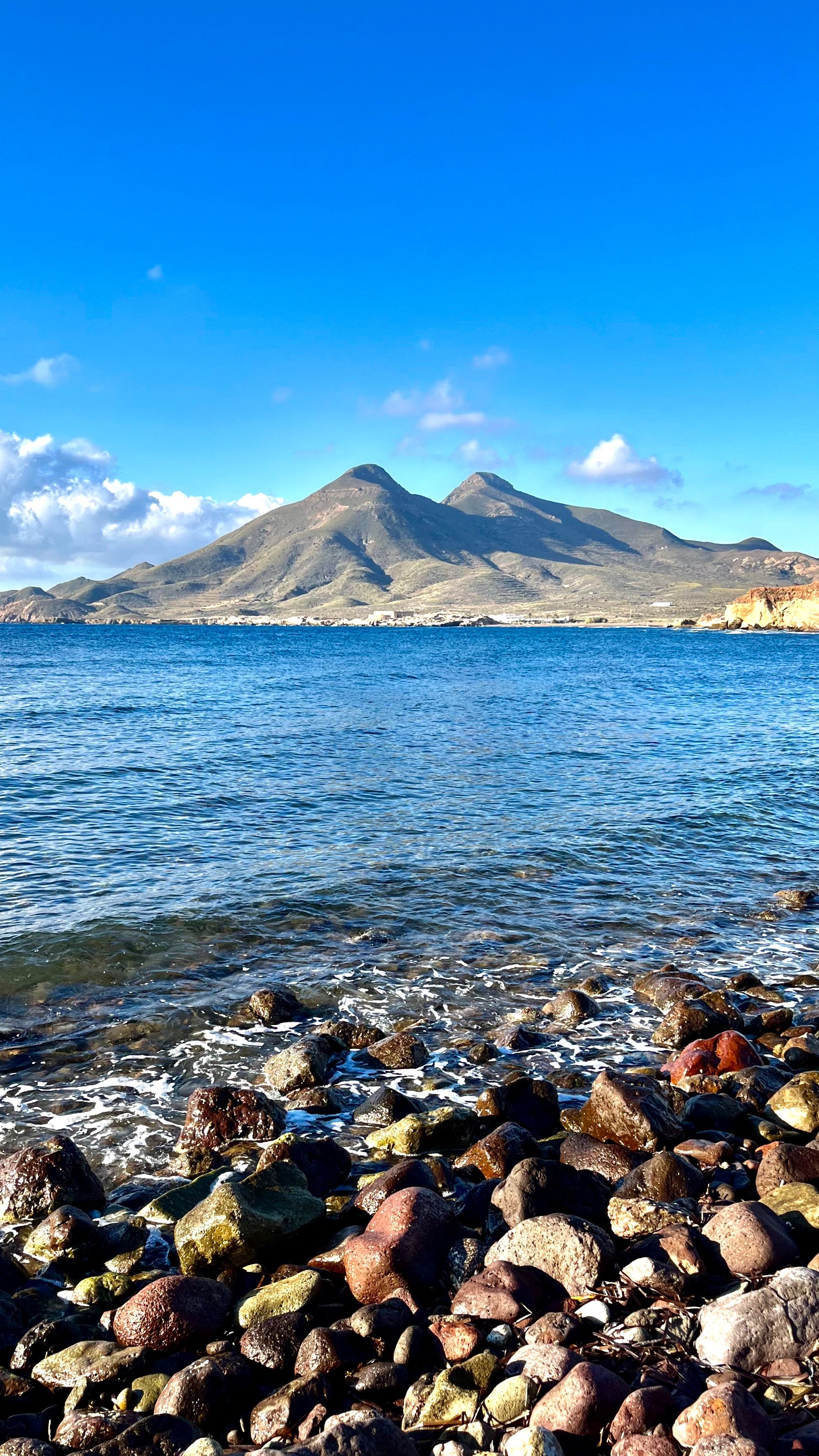 Une plage de galets volcanique au parc naturel de Cabo de Gata en Andalousie