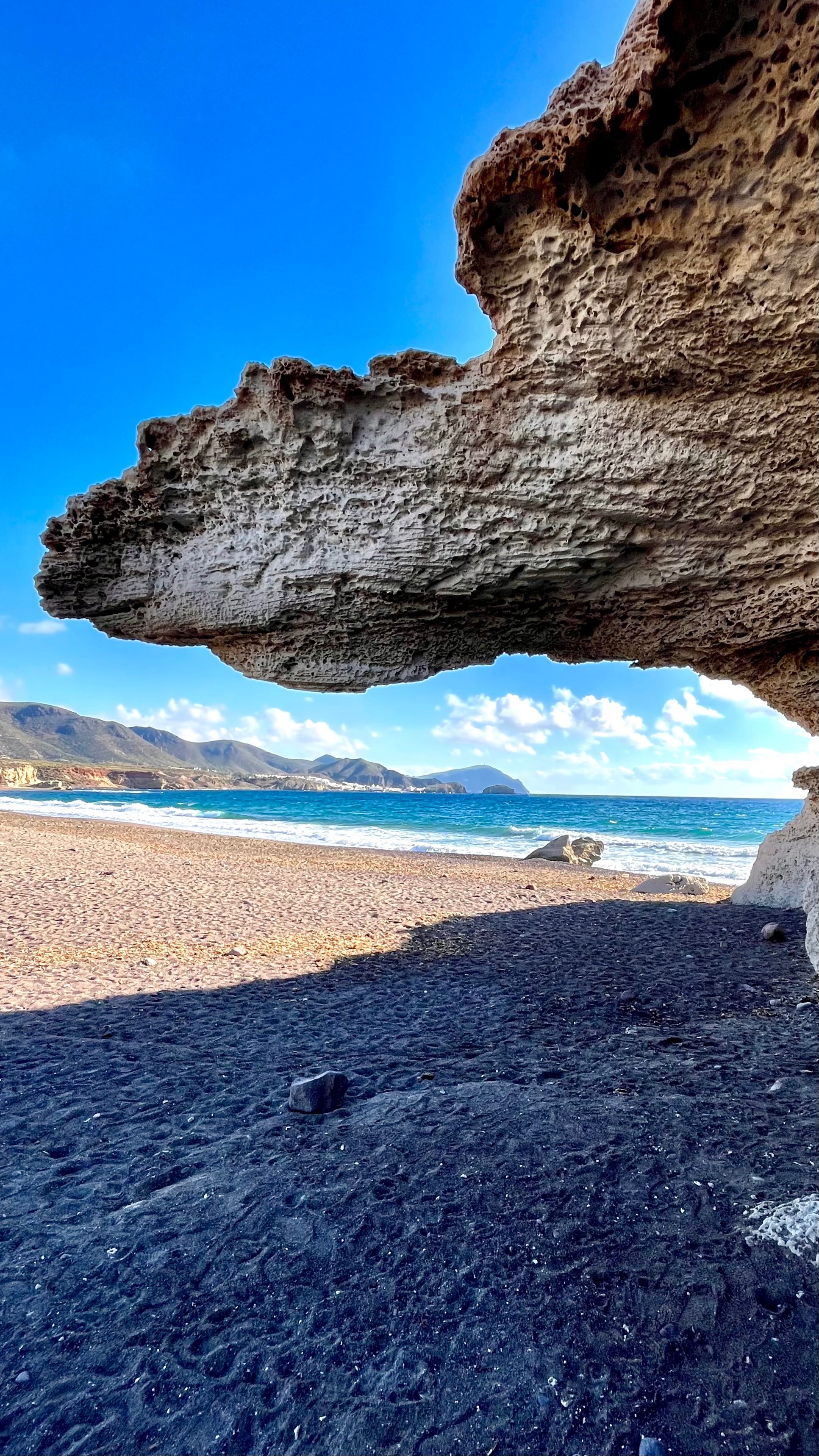 Les dunes fossilisées de la plage de Los Escuellos en Andalousie