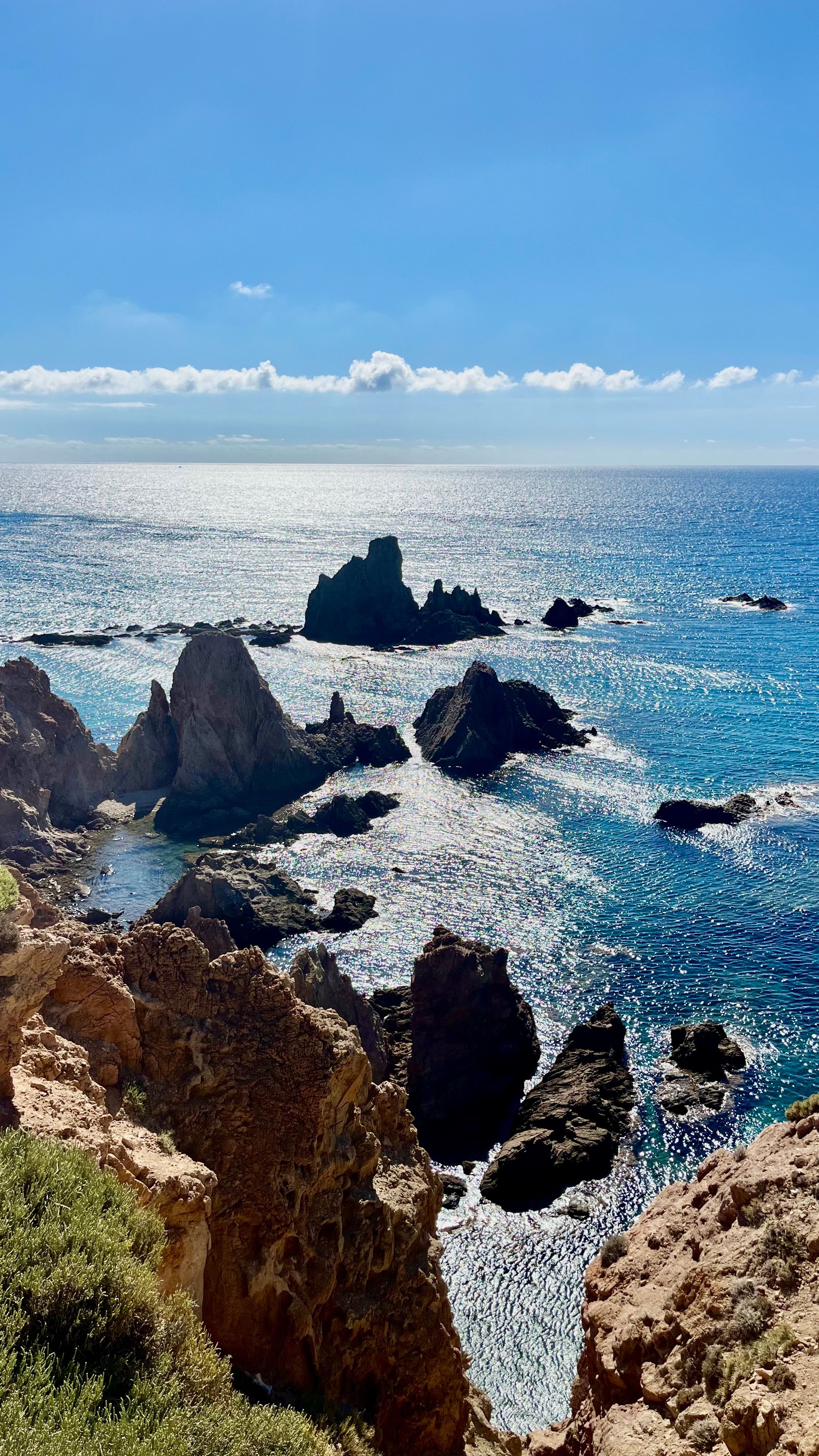 Vue sur les pierres escarpées au phare de Cabo de Gata en Andalousie