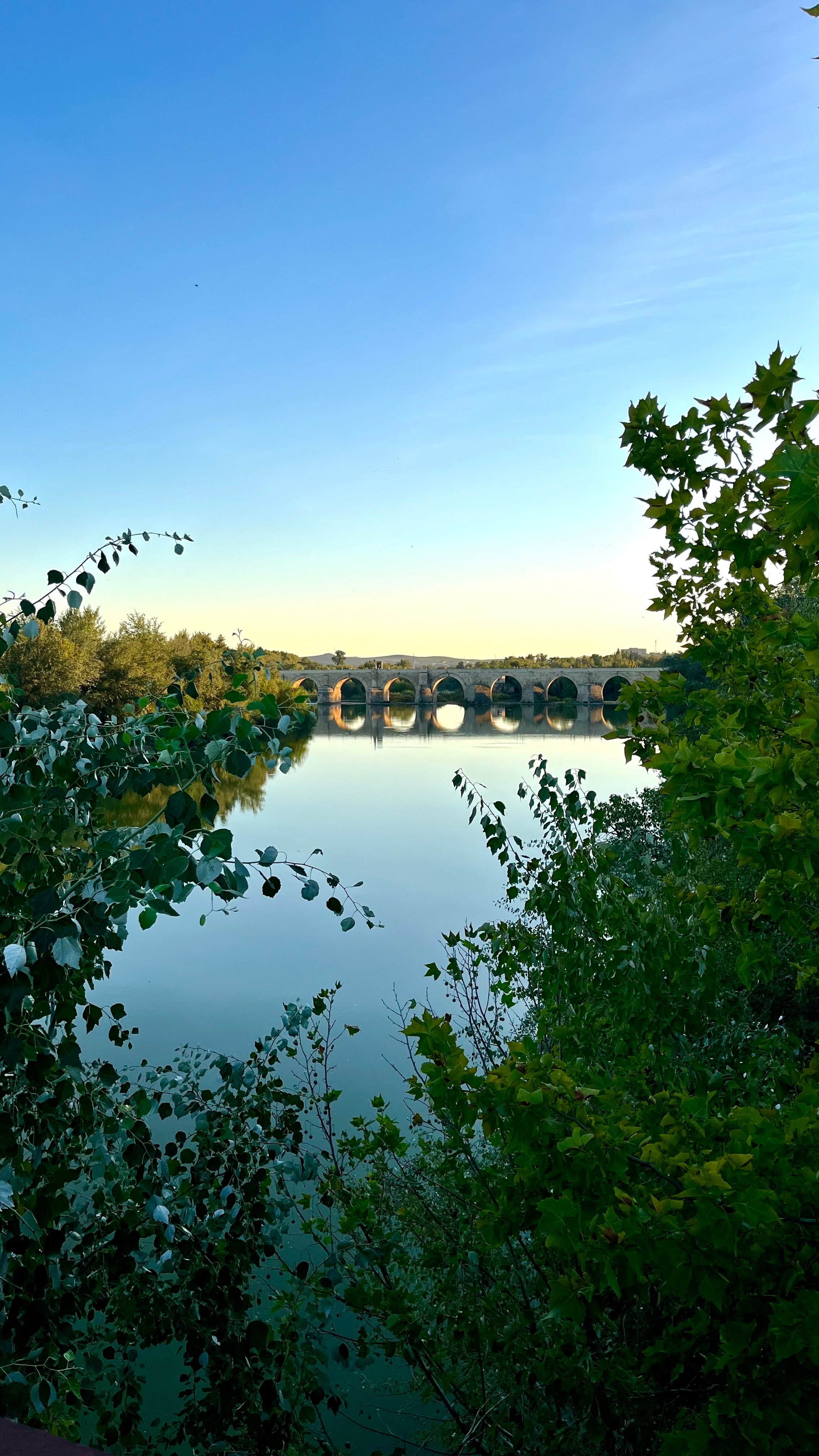 Le fleuve Guadalquivir au coucher du soleil avec le Pont Romain à Cordoue