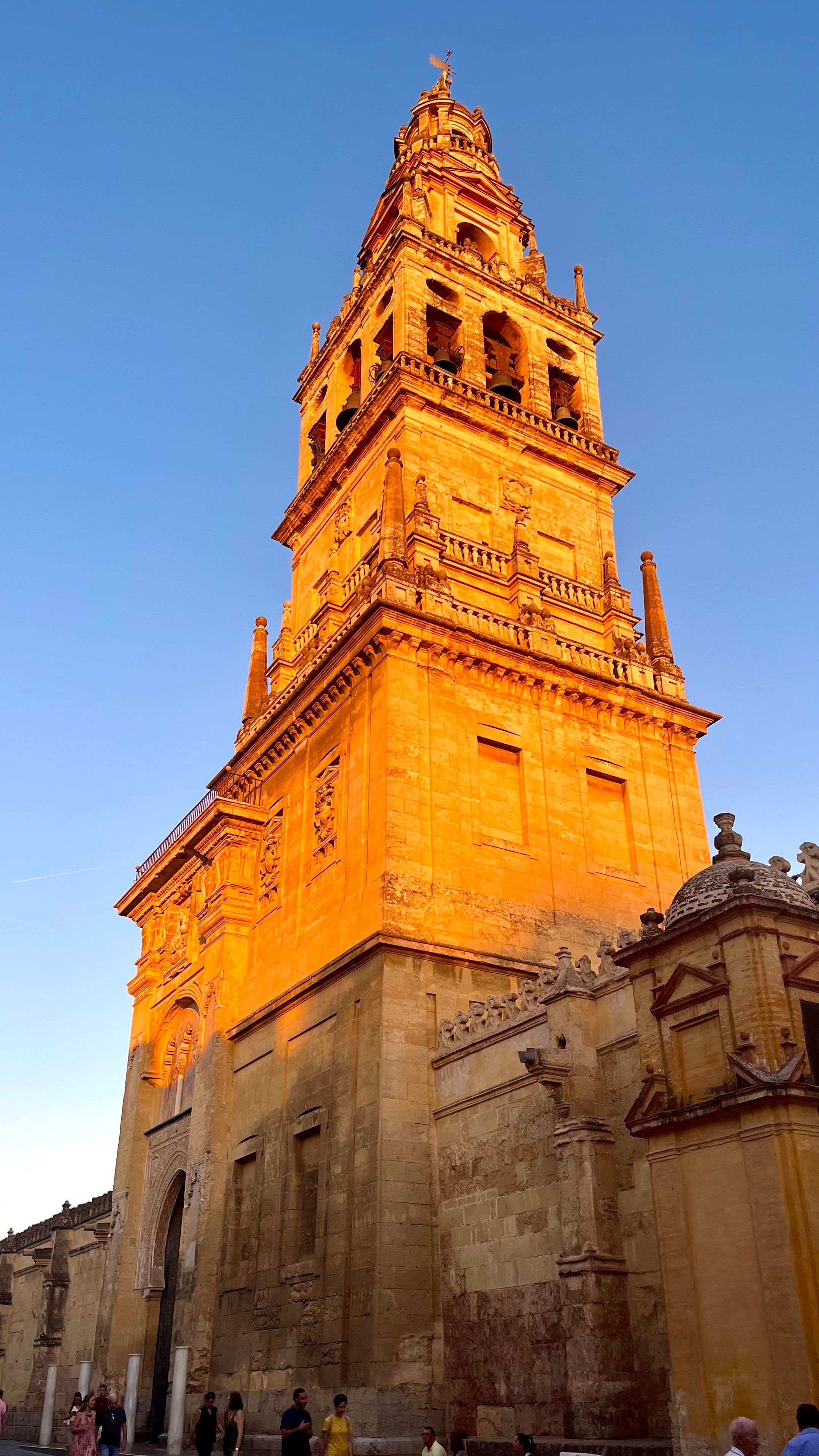 La tour clocher de la Mezquita à Cordoue au coucher du soleil