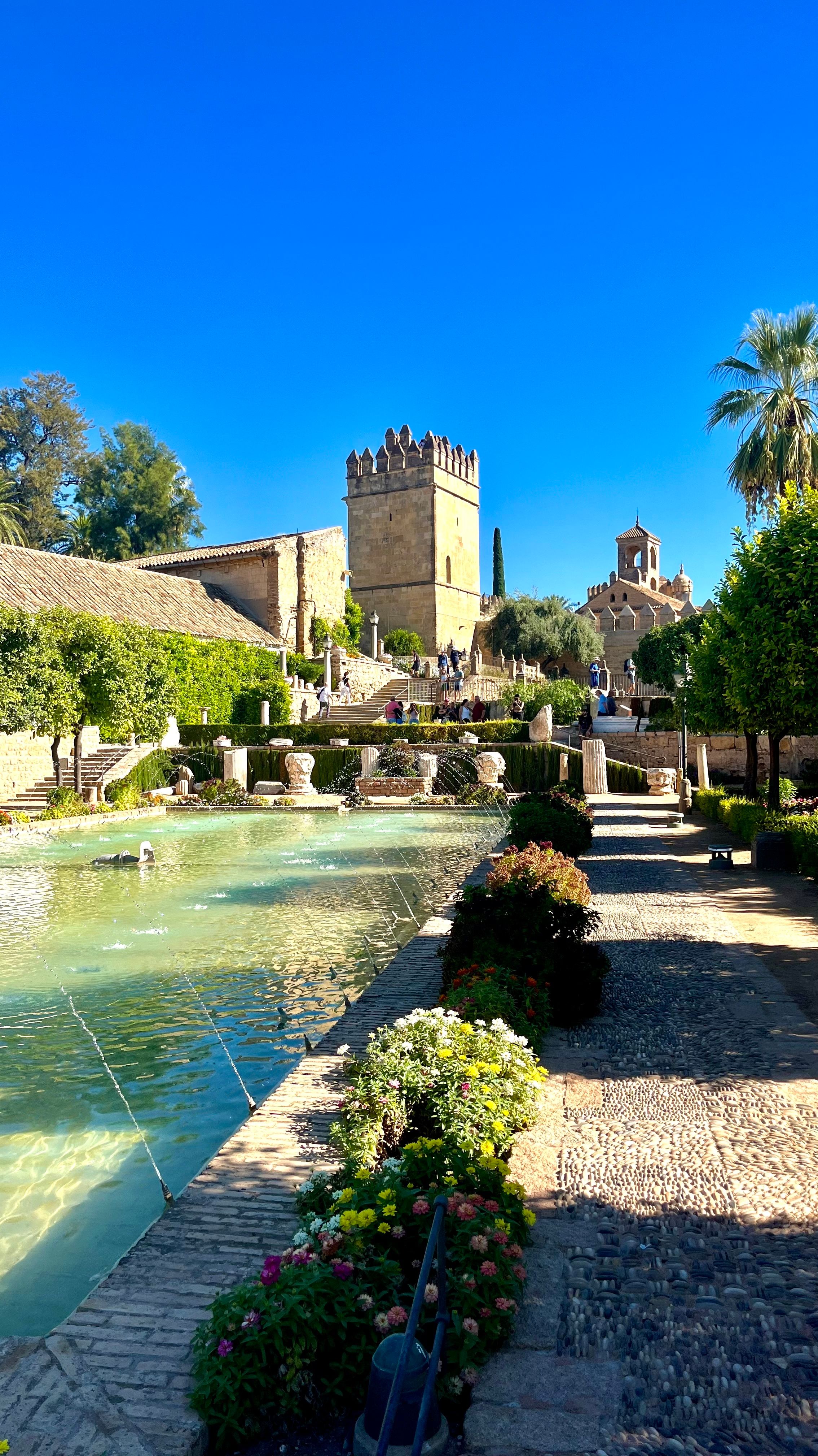 Les jardins des rois catholiques de Cordoue sous le soleil andalou