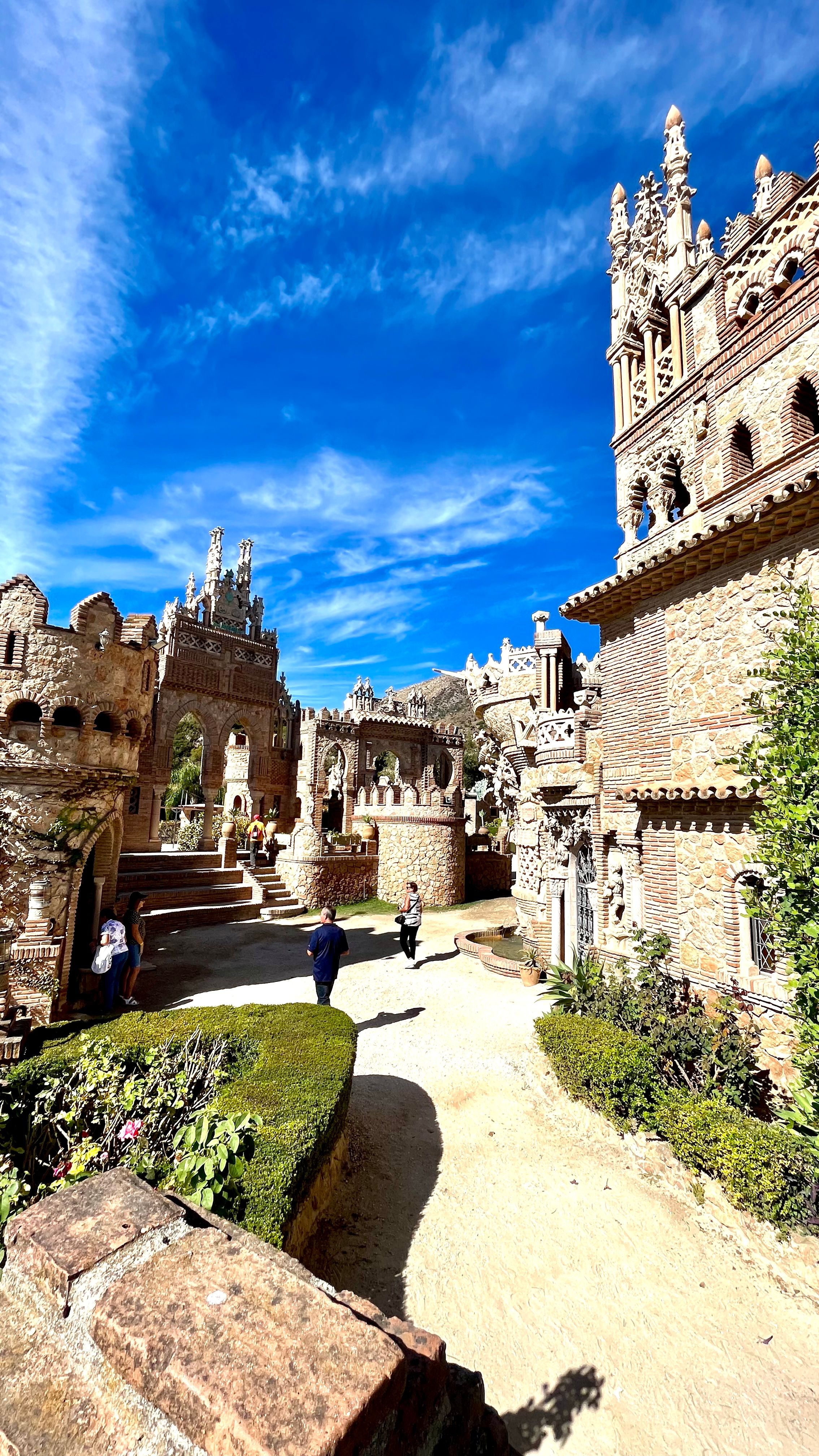 Vue depuis l'intérieur du château de Colomares en Espagne