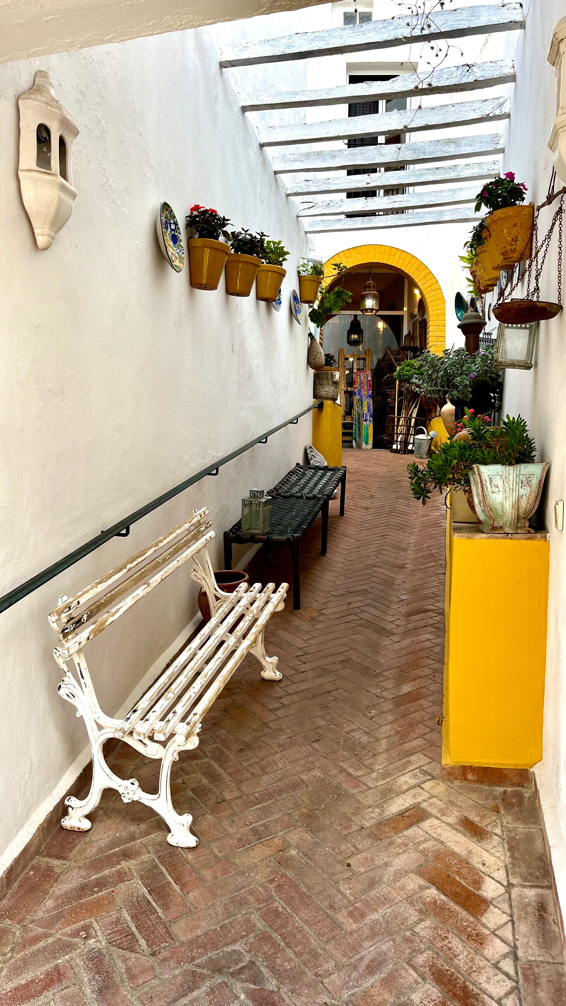 Une ruelle du village blanc andalou de Gaucin en Espagne