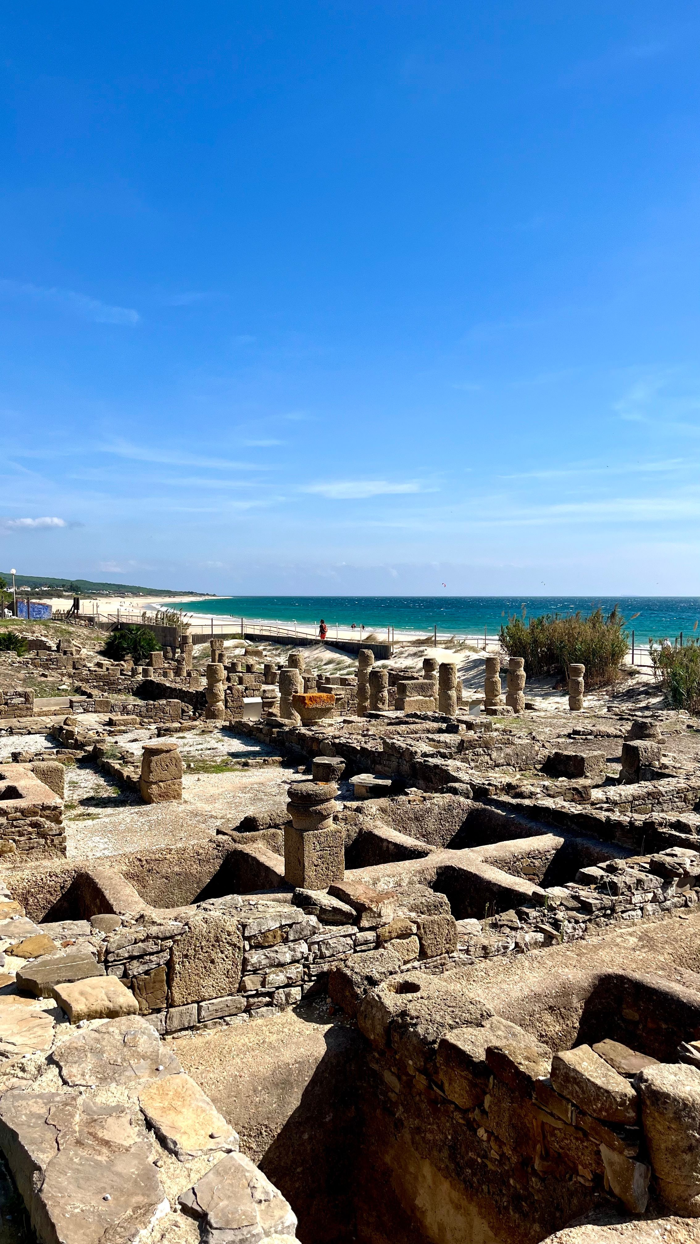 Des ruines de la cité romaine de Baelo Claudia puis la mer en fond en Espagne