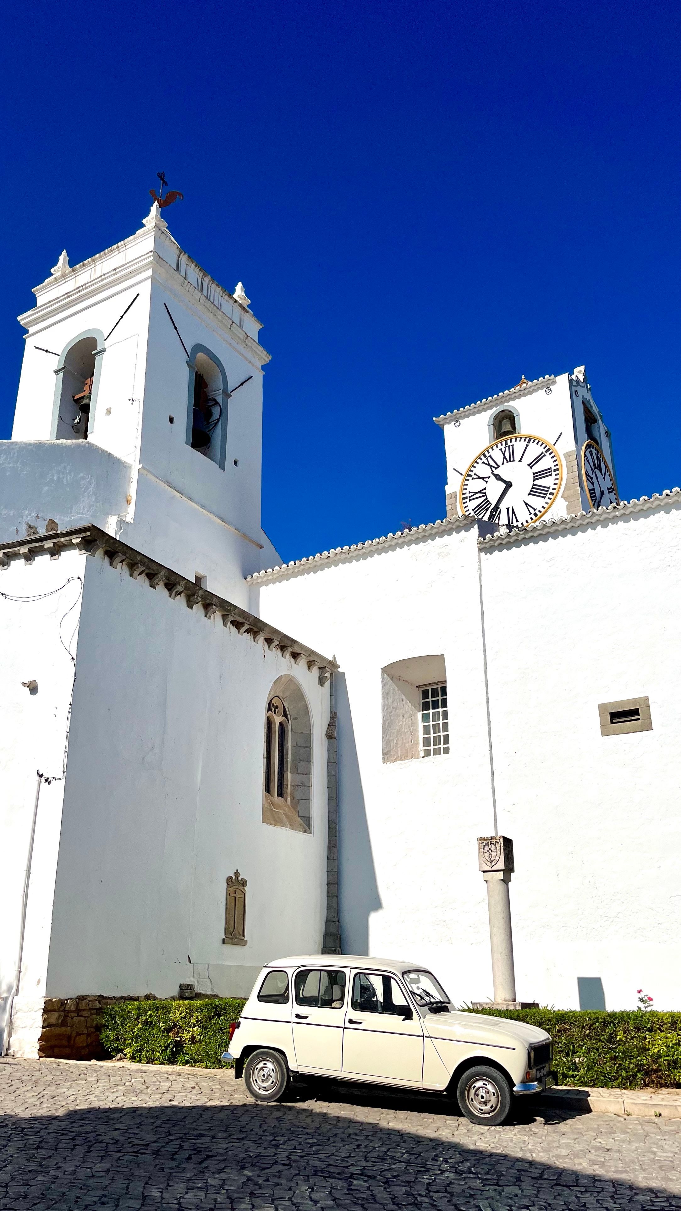 L'église de Tavira avec devant une 4L blanche