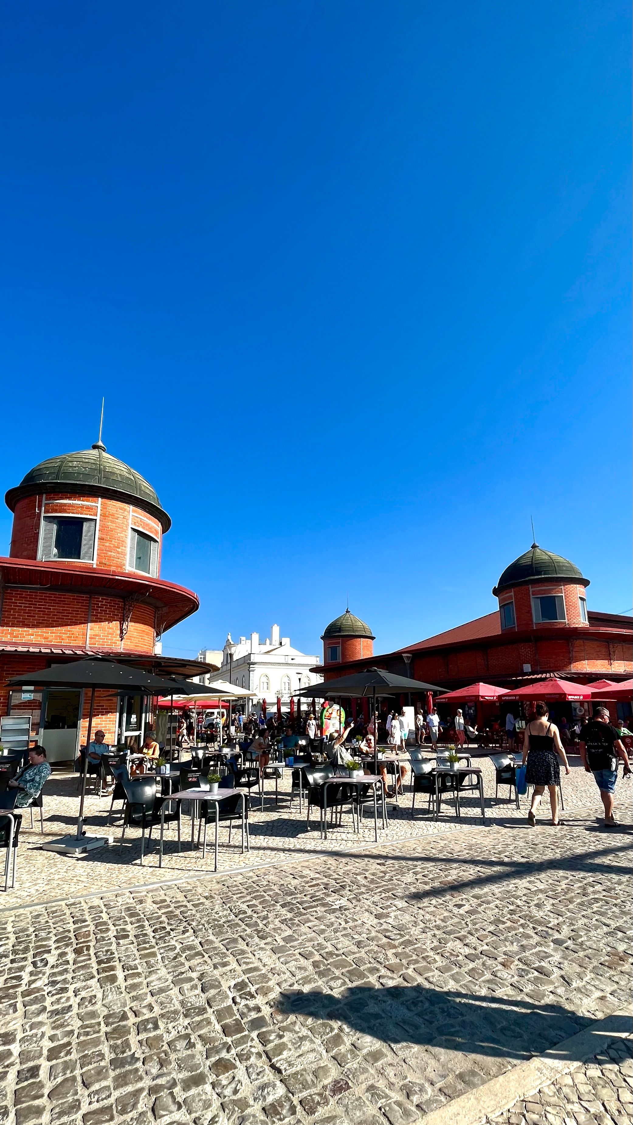 Les tours rouges du marché d'Olhao