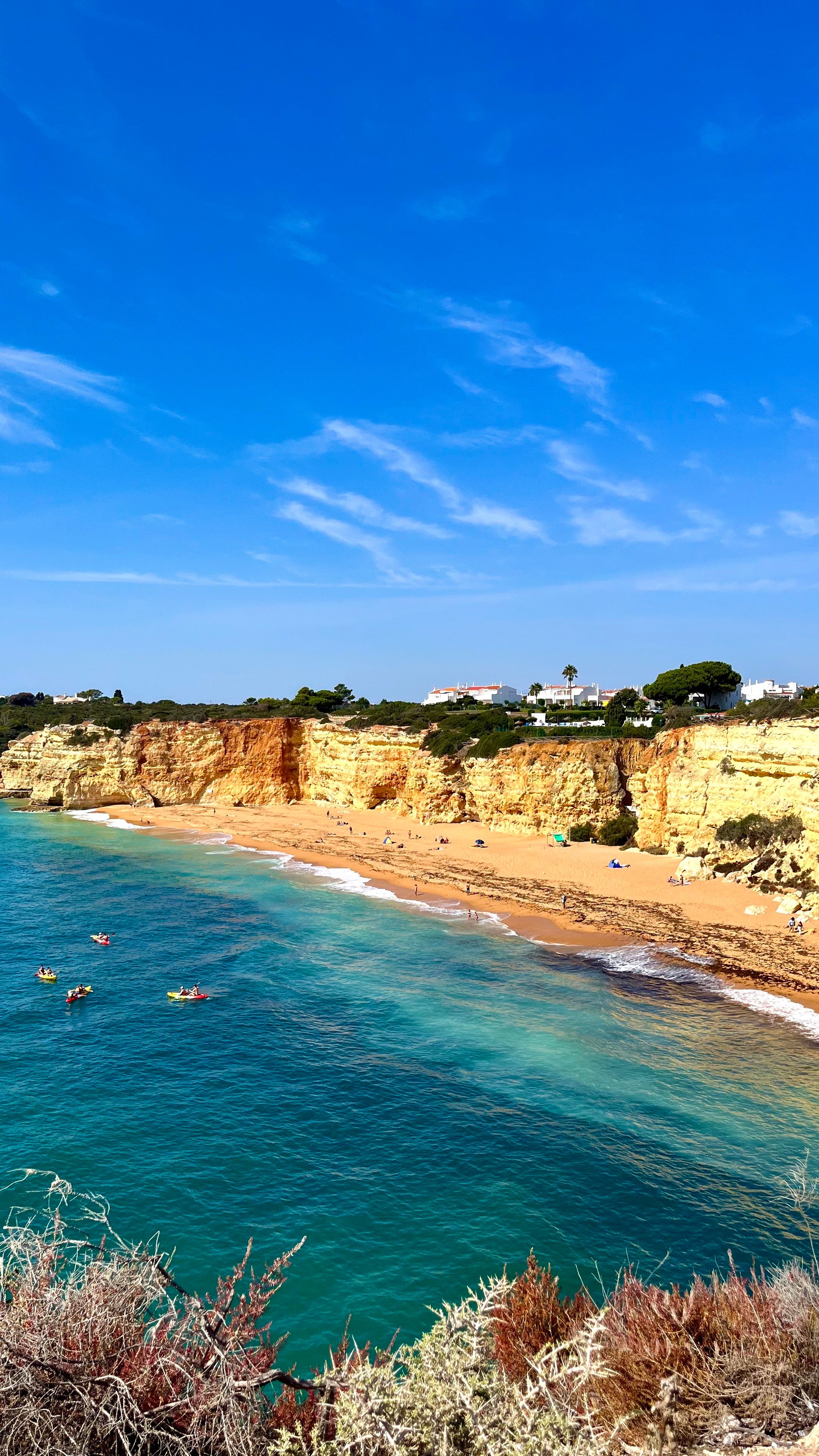 Vue de falaises et de l'océan en Algarve à Nossa Senhora da Roca