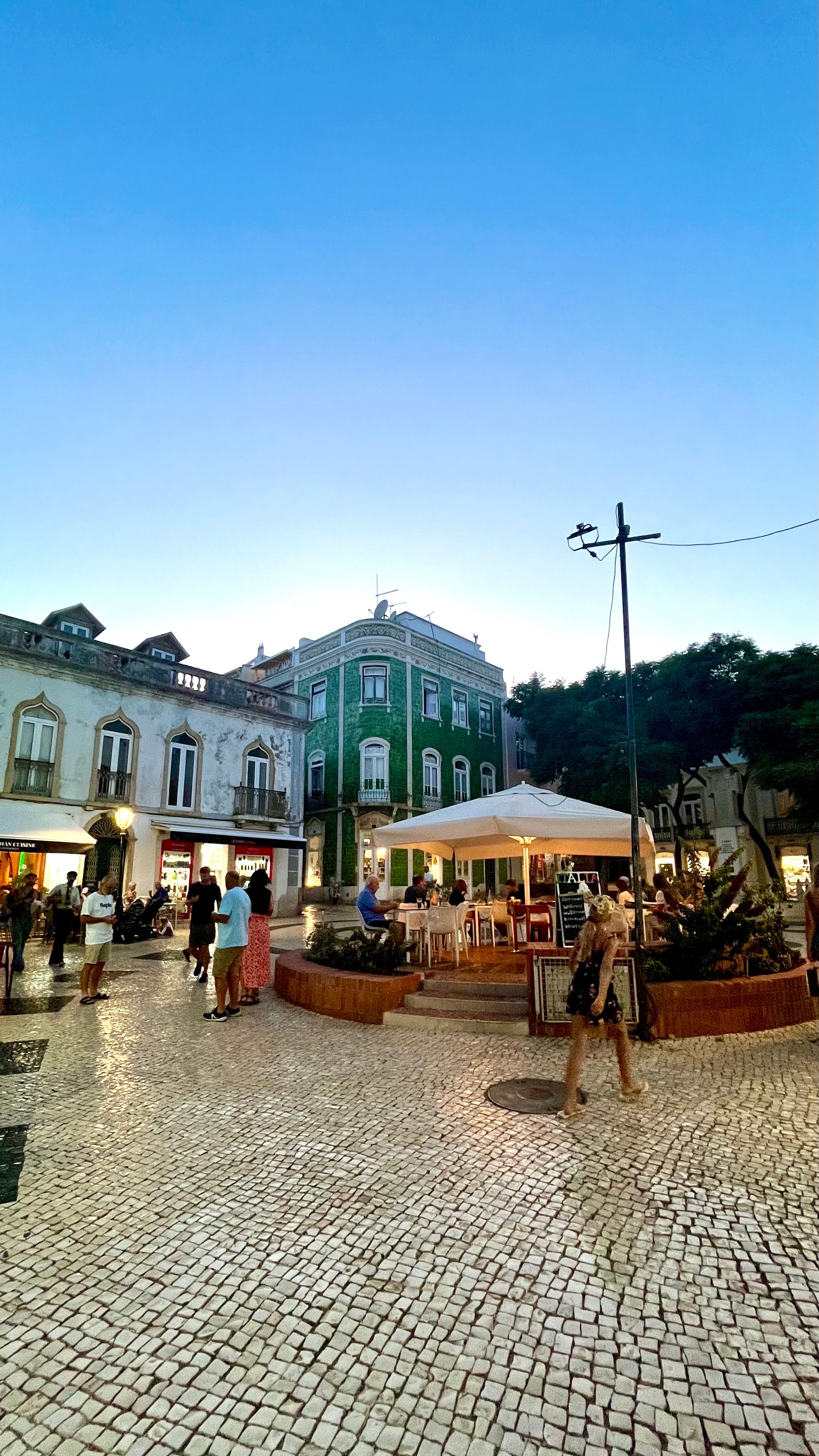 Une place dans la ville de Lagos en Algarve au Portugal