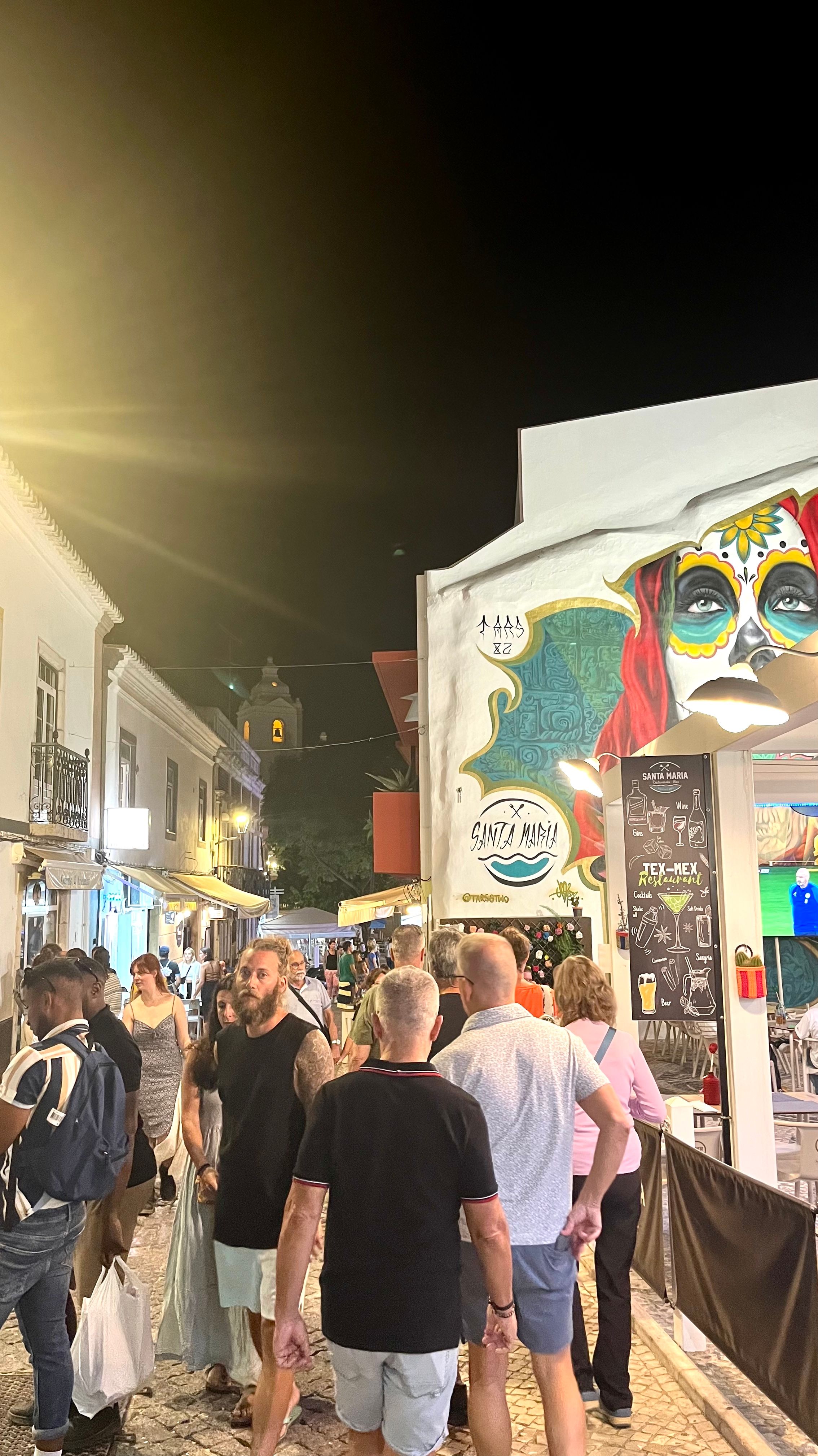 La foule dans une rue de Lagos au Portugal