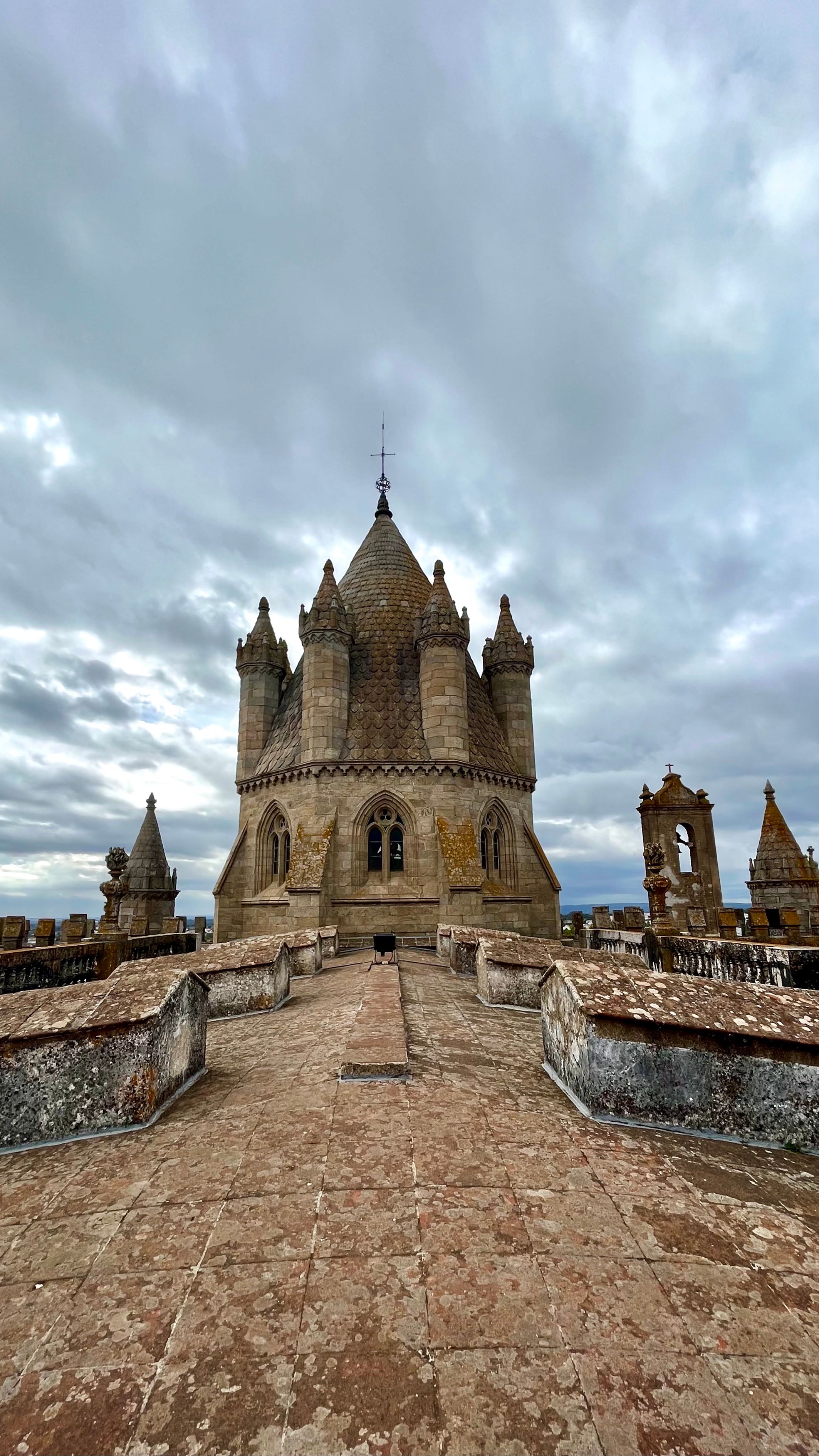 Sur les toits de la cathédrale d'Evora au Portugal